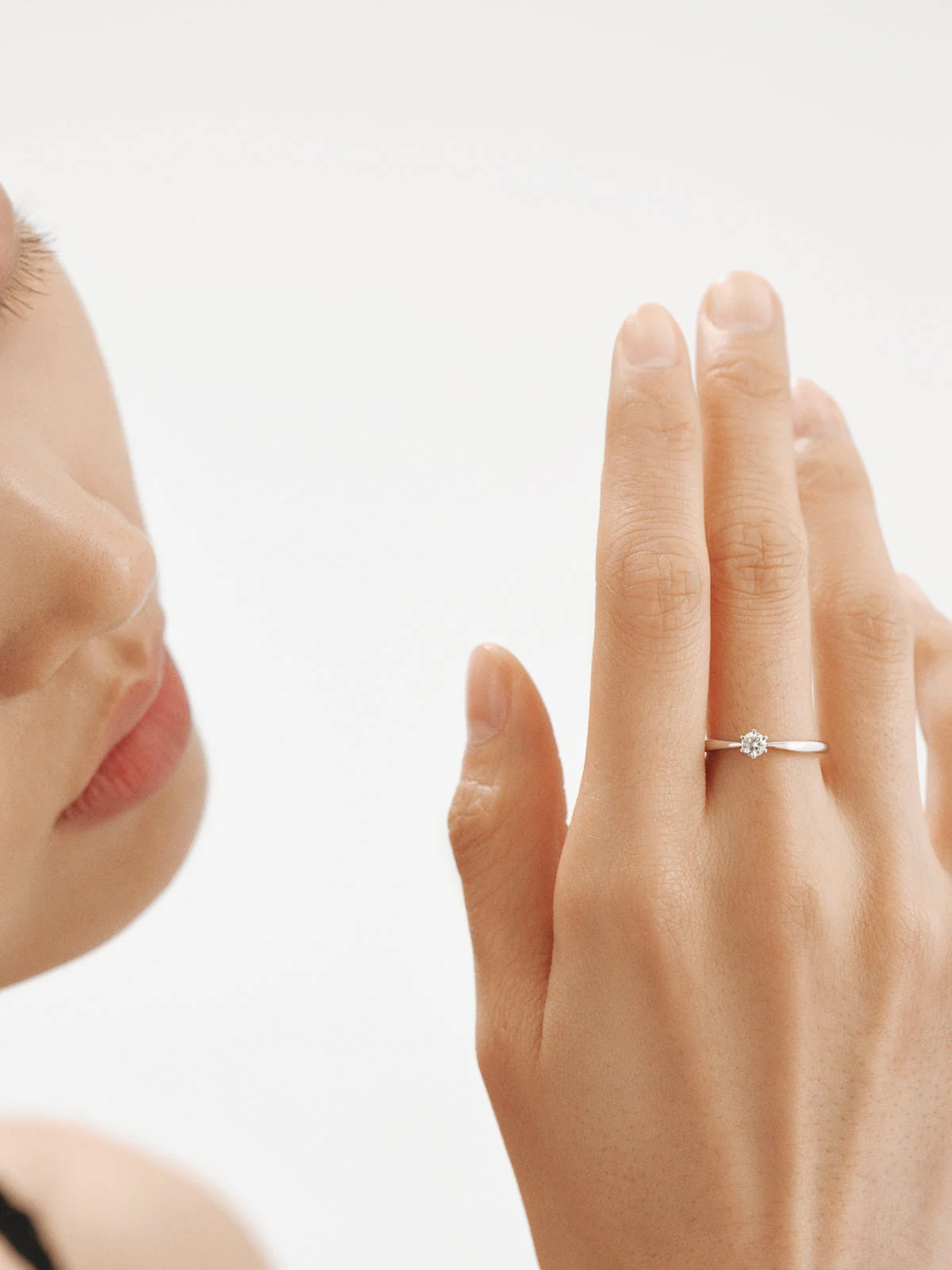 Anillo solitario de oro blanco de 18K con diamante 0,2 cts - Image 2