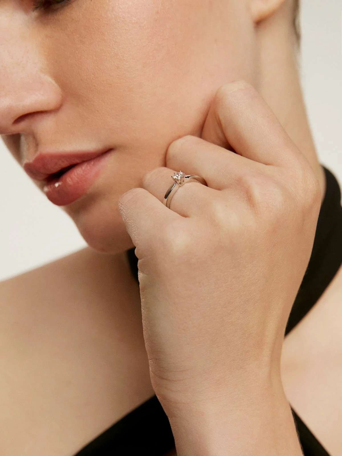 Anillo solitario de oro blanco de 18K con diamante 0,25 cts - Image 4