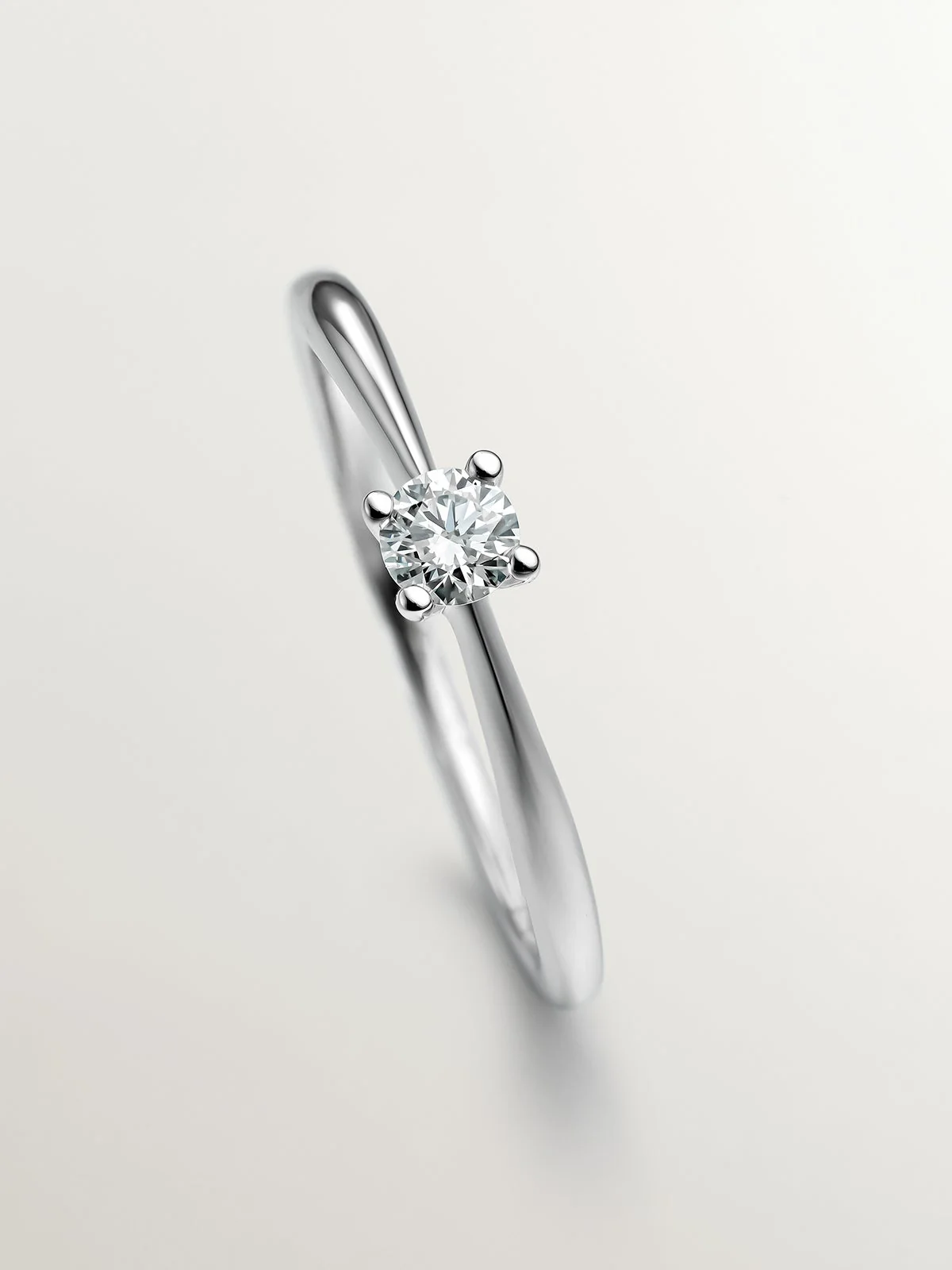 Anillo solitario de oro blanco de 18K con diamante de 0,15cts