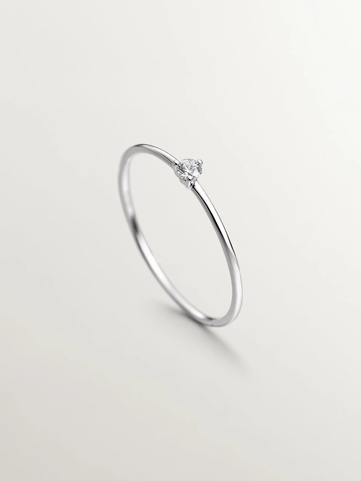 Anillo solitario de oro blanco de 18K con diamante ISI2 de 0,048cts - Image 5