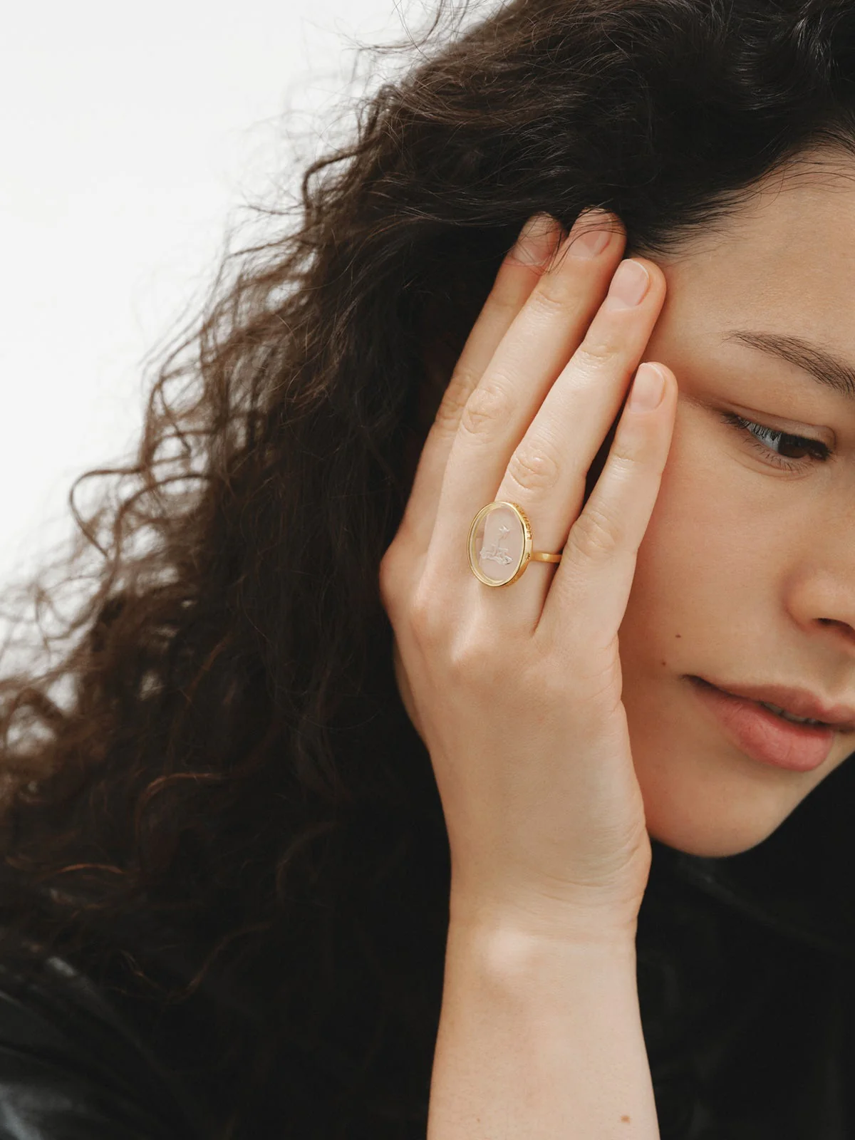 Anillo tipo sello Acuario de plata 925 bañada en oro amarillo de 18K y cristal de roca - Image 4