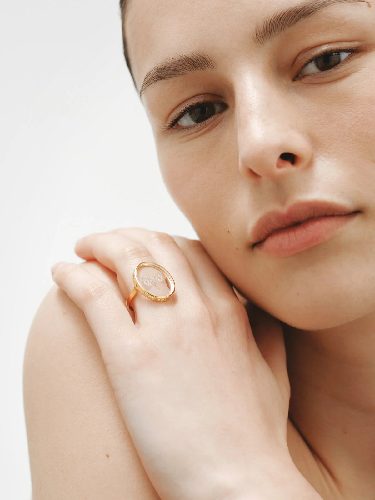 Anillo tipo sello Aries de plata 925 bañada en oro amarillo de 18K y cristal de roca - Image 4