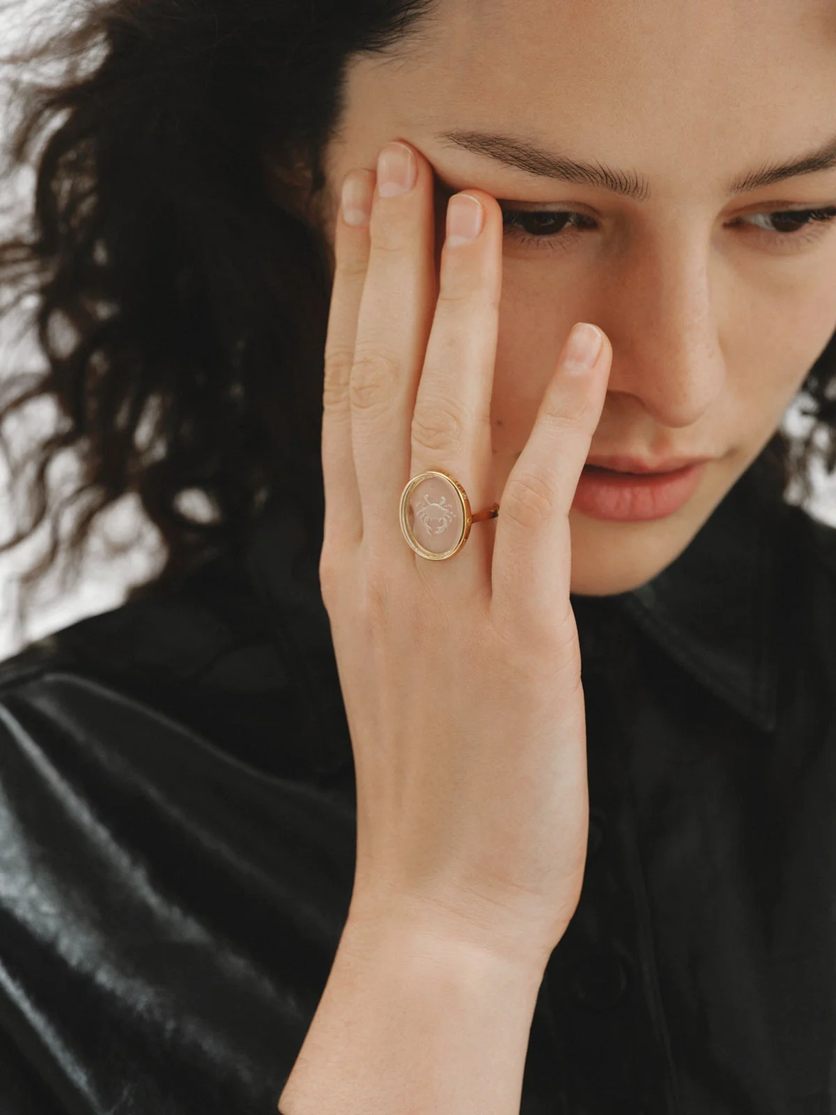 Anillo tipo sello Cáncer de plata 925 bañada en oro amarillo de 18K y cristal de roca - Image 4