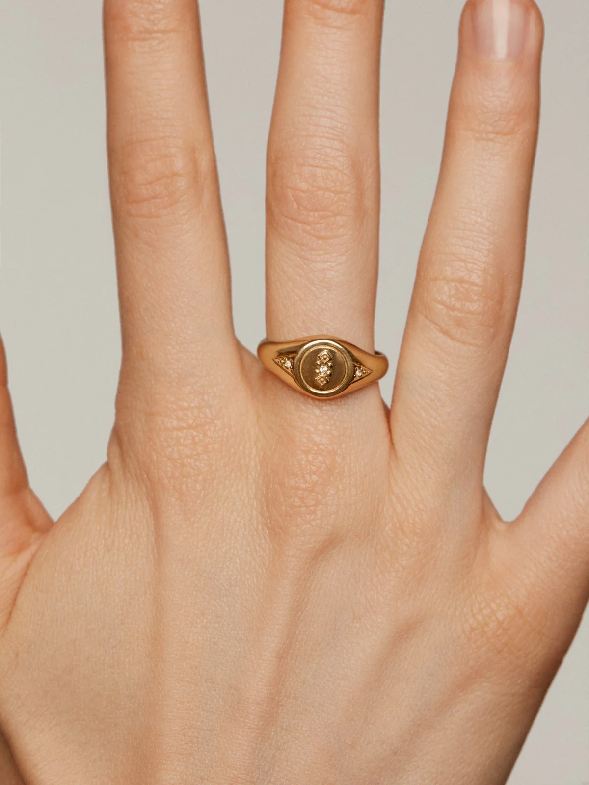 Anillo tipo sello de plata 925 bañada en oro amarillo de 18K con topacio blanco - Image 2