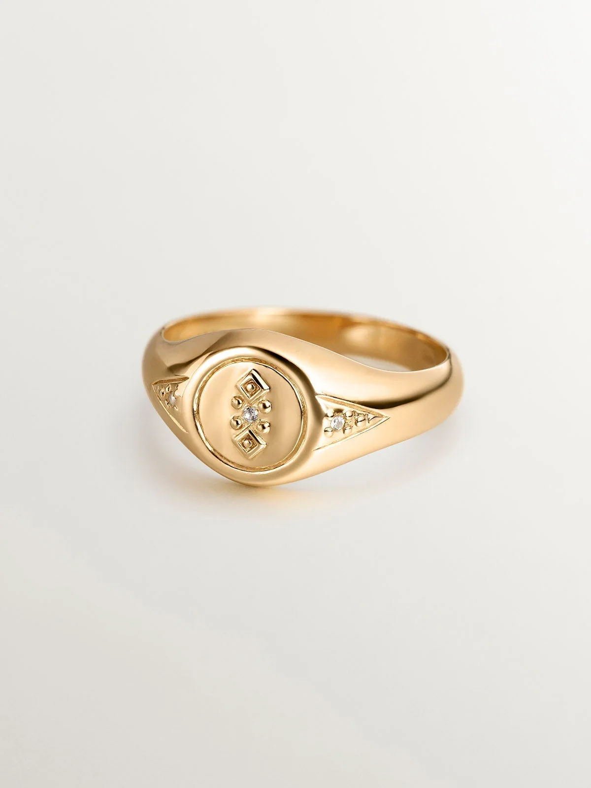 Anillo tipo sello de plata 925 bañada en oro amarillo de 18K con topacio blanco - Image 3