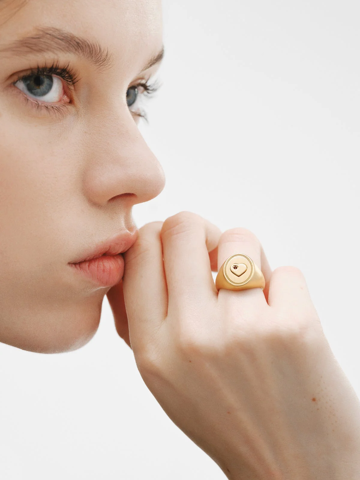 Anillo tipo sello de plata bañada en oro amarillo de 18K con granate rosa - Image 2