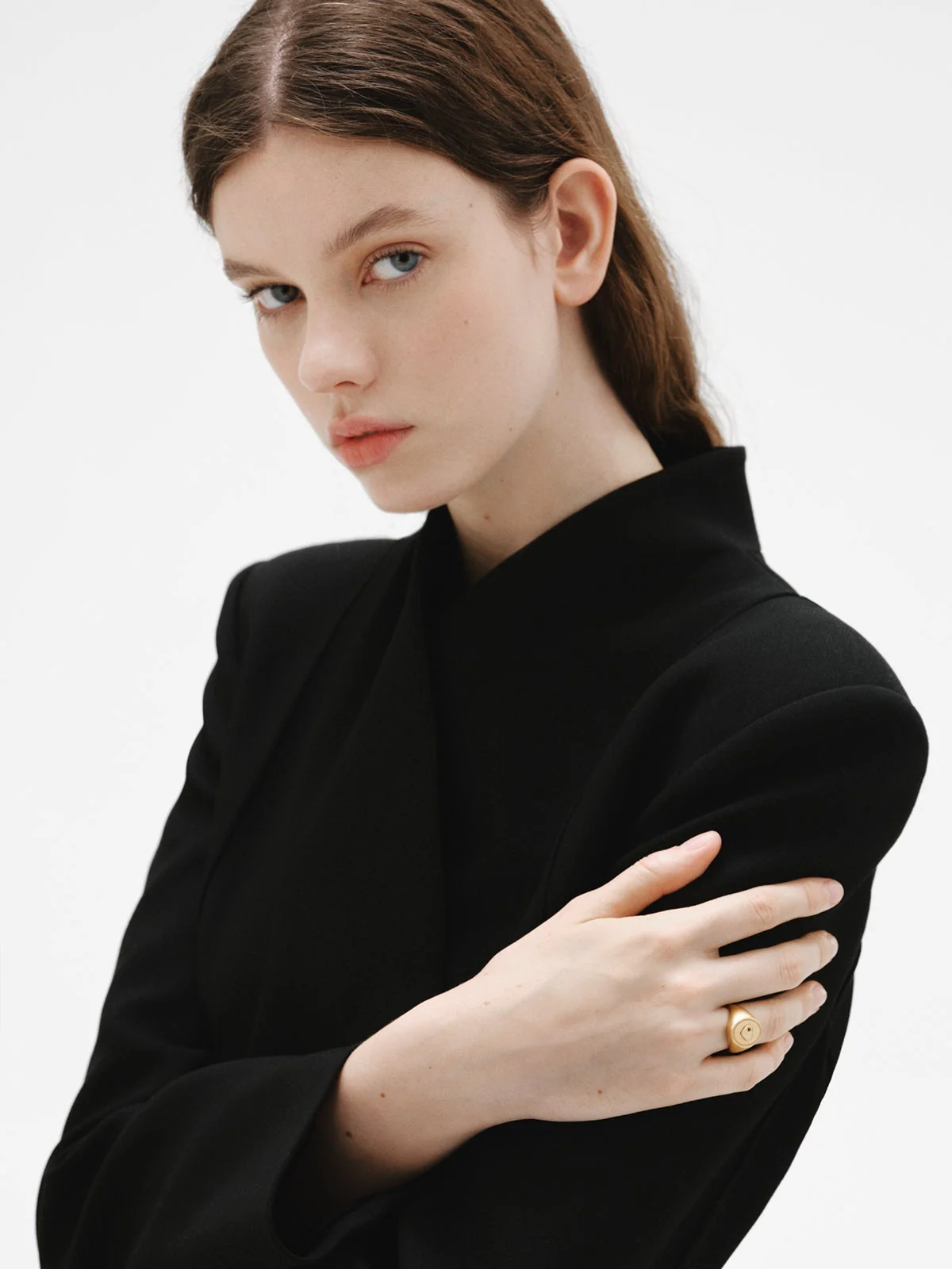 Anillo tipo sello de plata bañada en oro amarillo de 18K con granate rosa - Image 4