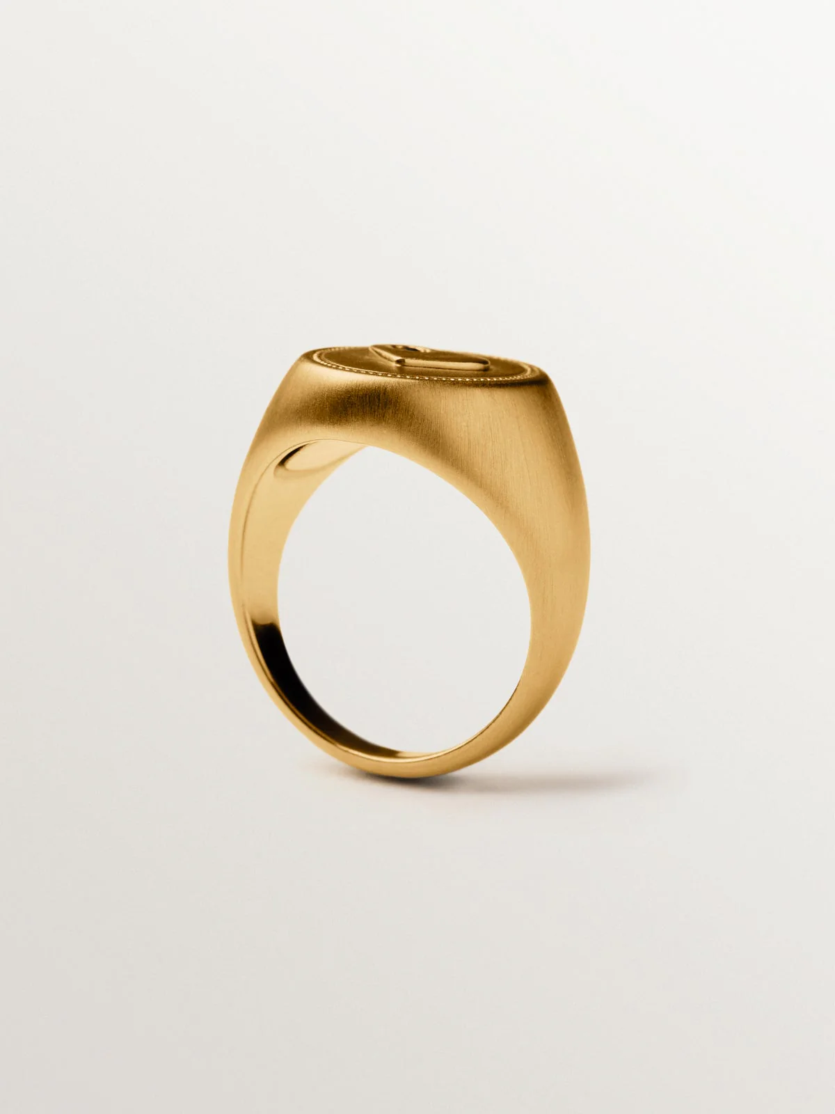 Anillo tipo sello de plata bañada en oro amarillo de 18K con granate rosa - Image 5