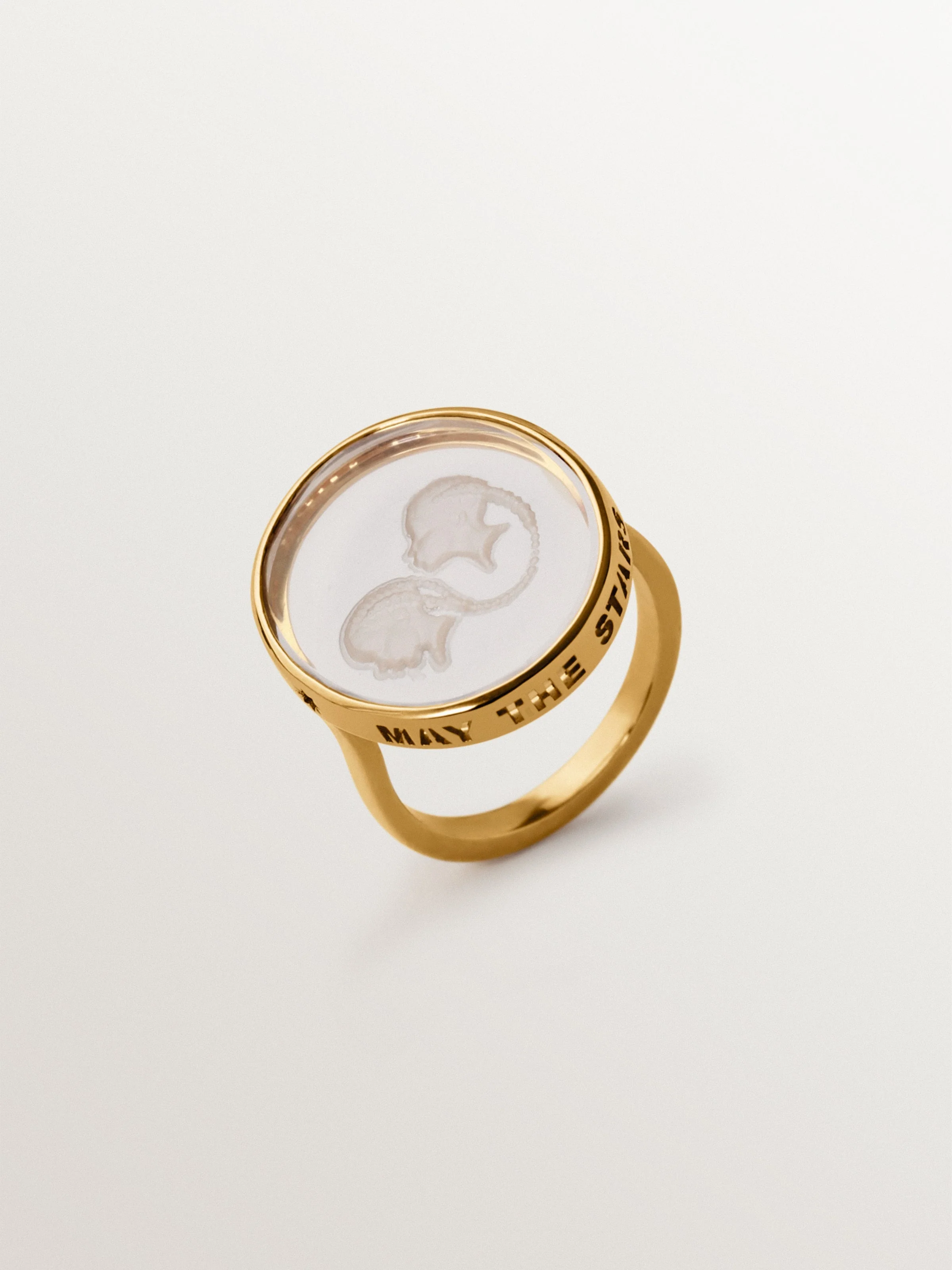 Anillo tipo sello Géminis de plata 925 bañada en oro amarillo de 18K y cristal de roca