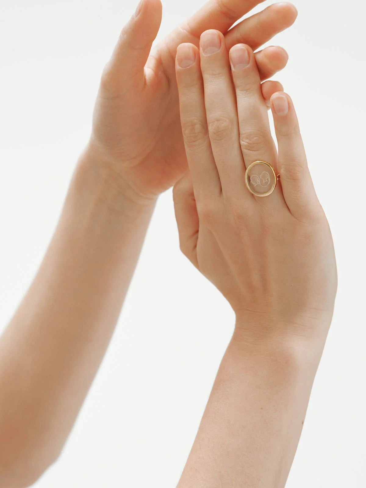 Anillo tipo sello Géminis de plata 925 bañada en oro amarillo de 18K y cristal de roca - Image 2