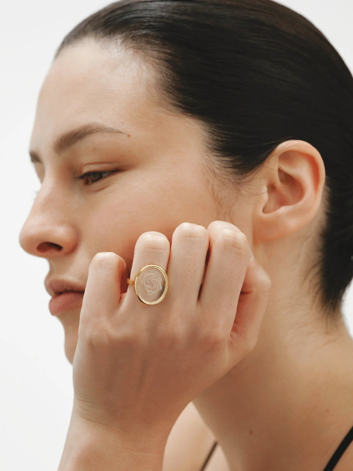 Anillo tipo sello Piscis de plata 925 bañada en oro amarillo de 18K y cristal de roca - Image 2
