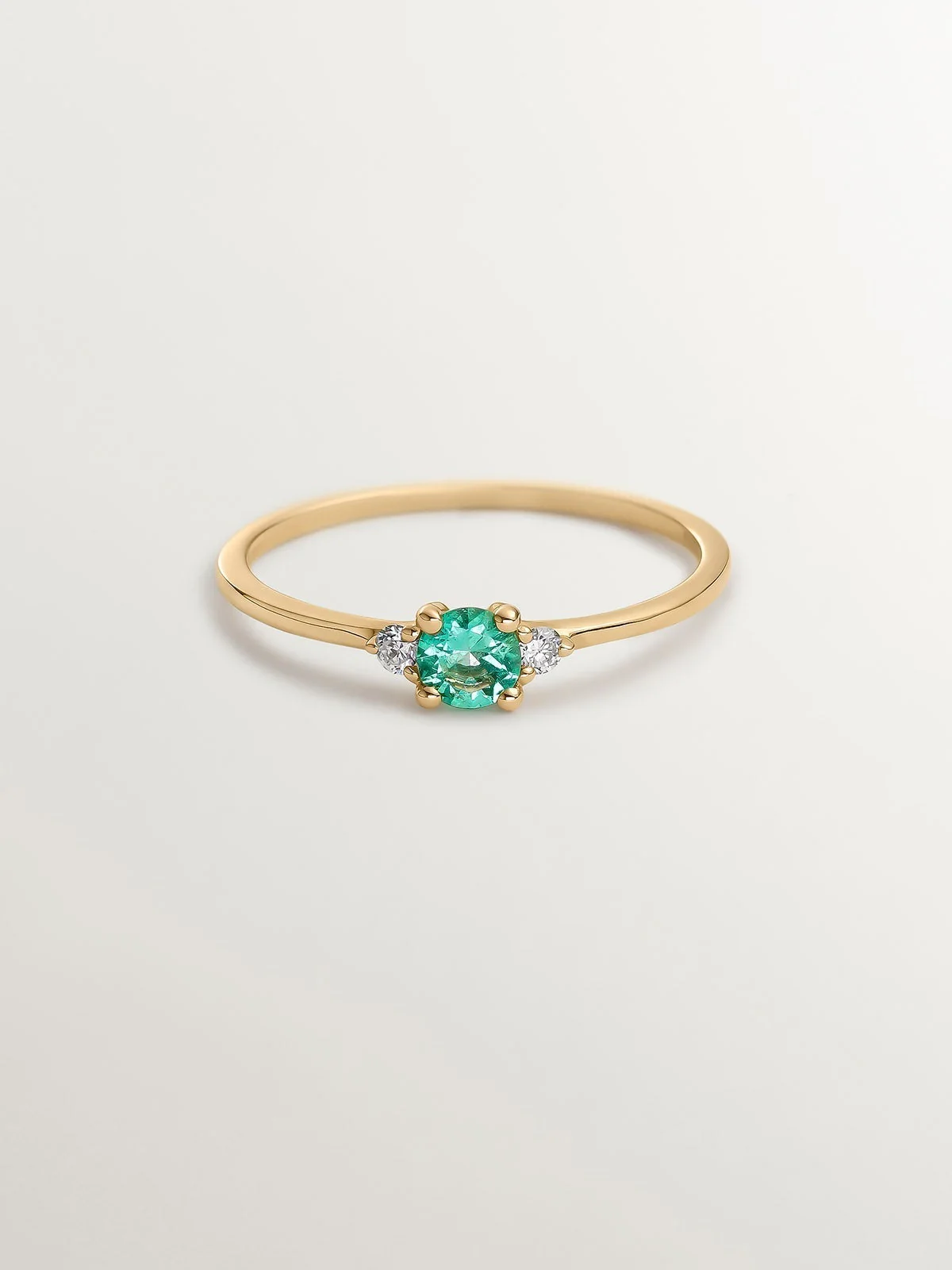 Anillo tresillo de oro amarillo de 9K con esmeralda y diamantes - Image 3