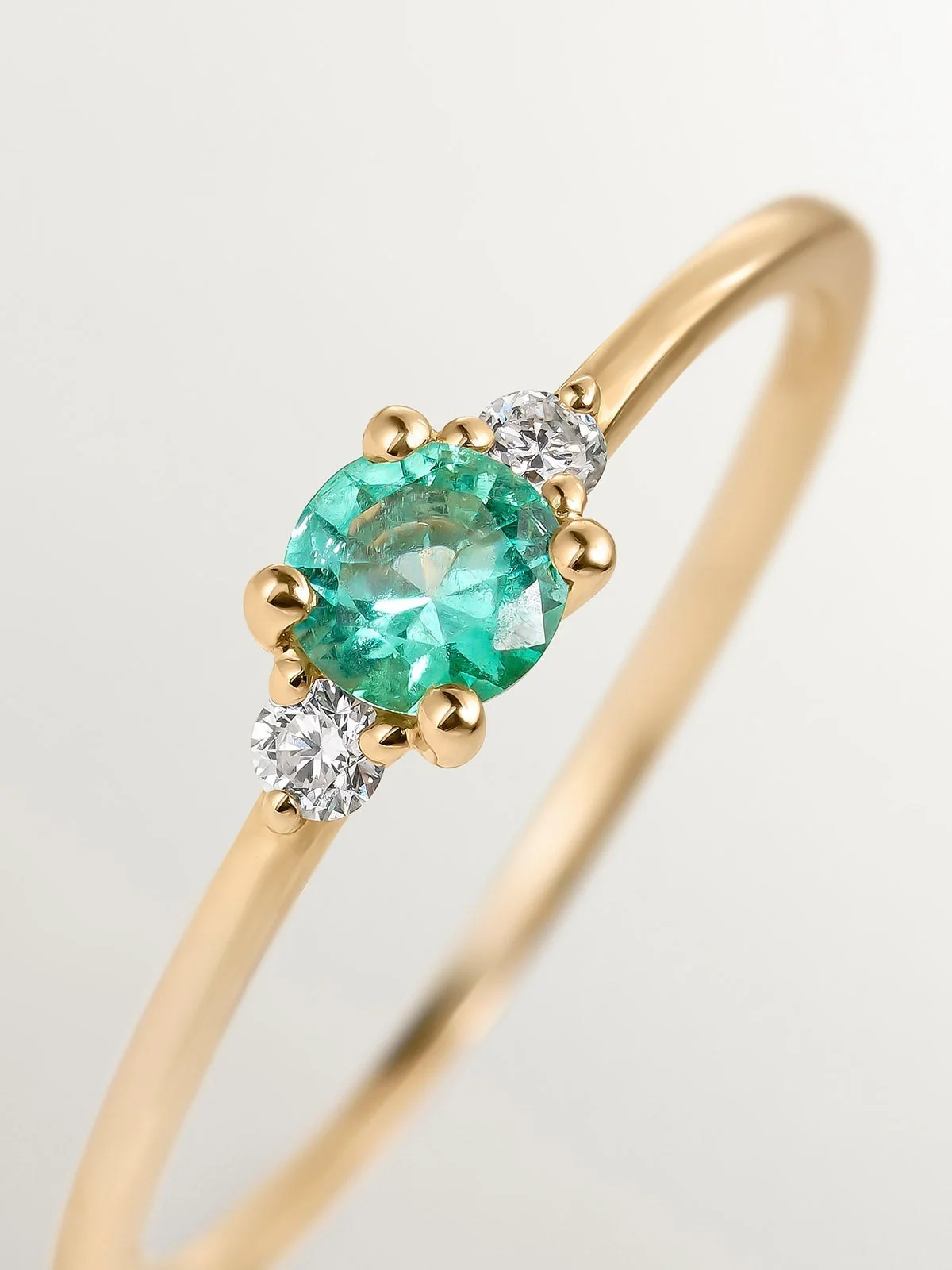 Anillo tresillo de oro amarillo de 9K con esmeralda y diamantes - Image 5