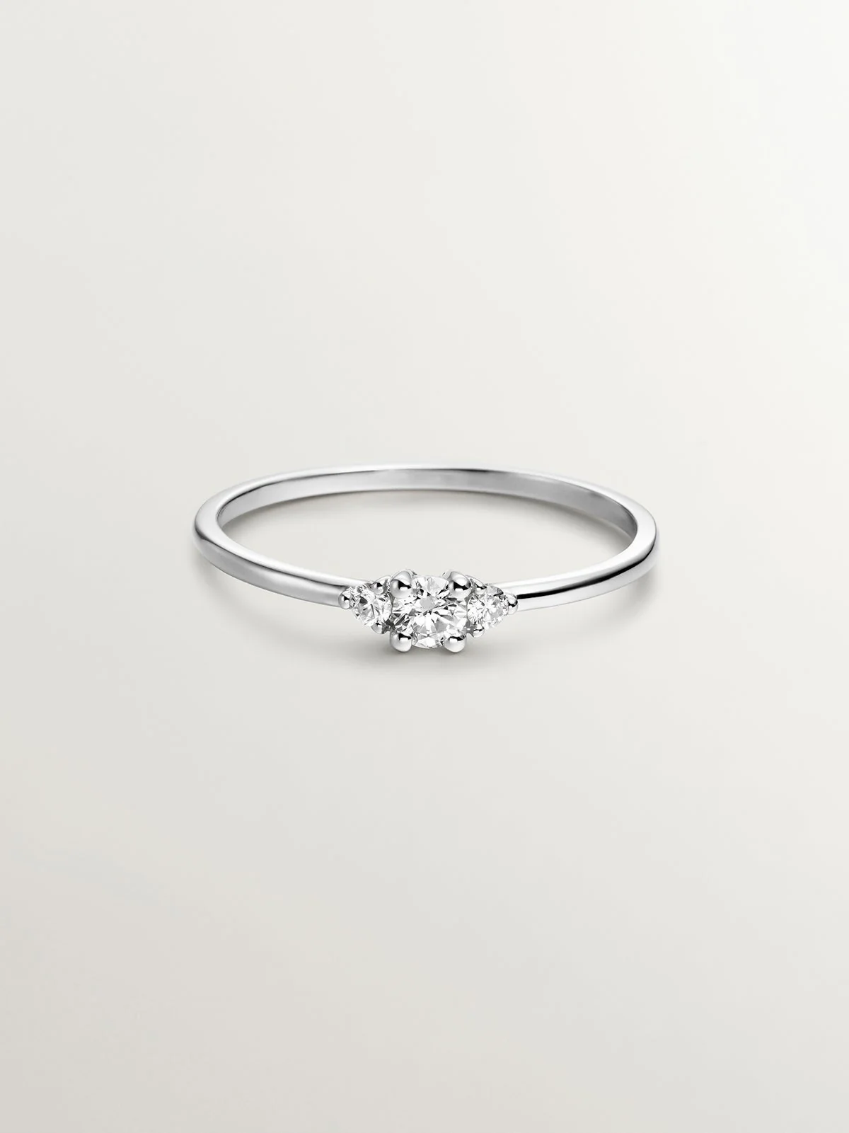 Anillo tresillo de oro blanco de 18K con diamante central de 0,10cts y diamantes - Image 3