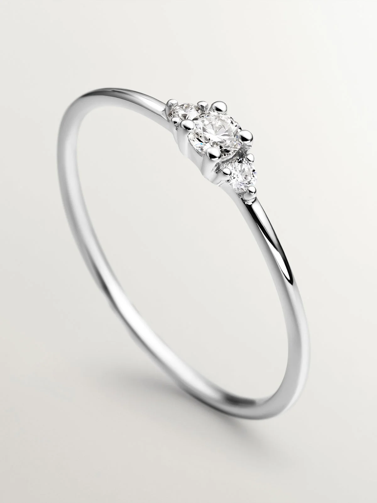 Anillo tresillo de oro blanco de 18K con diamante central de 0,10cts y diamantes - Image 5