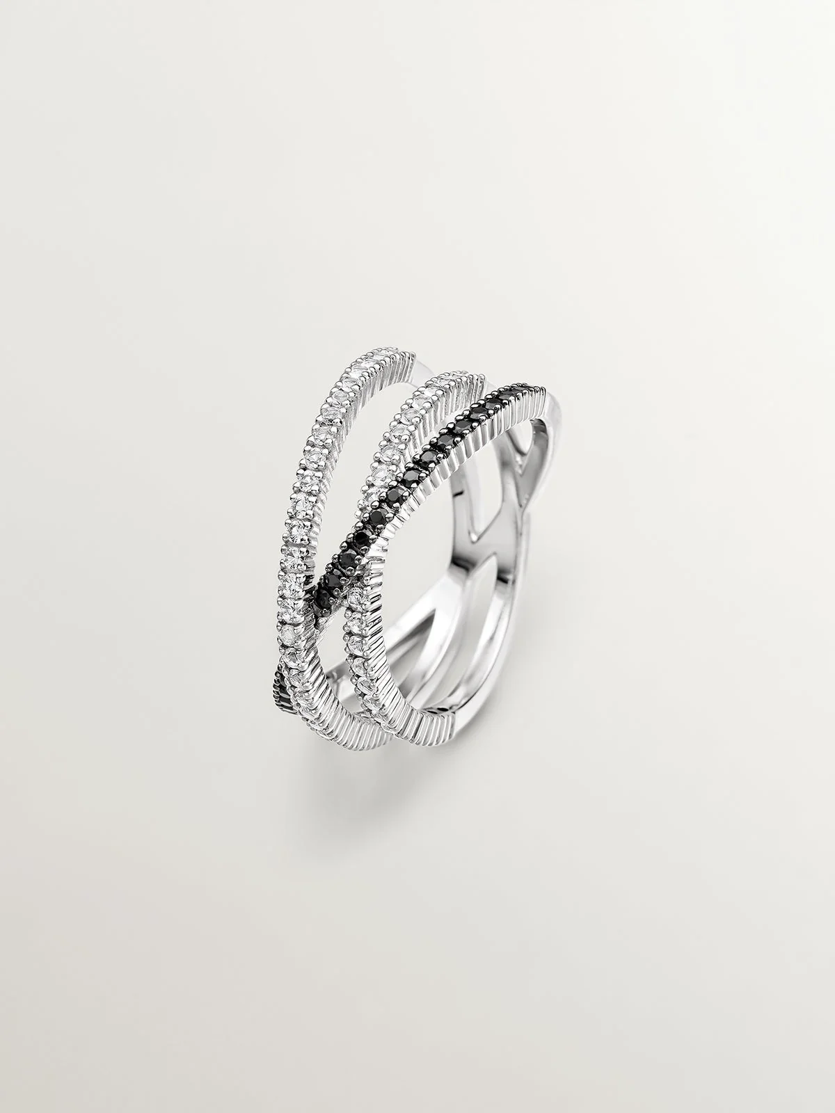 Anillo triple cruzado de plata 925 bañada en oro amarillo de 18K con topacios blancos y espinelas negras