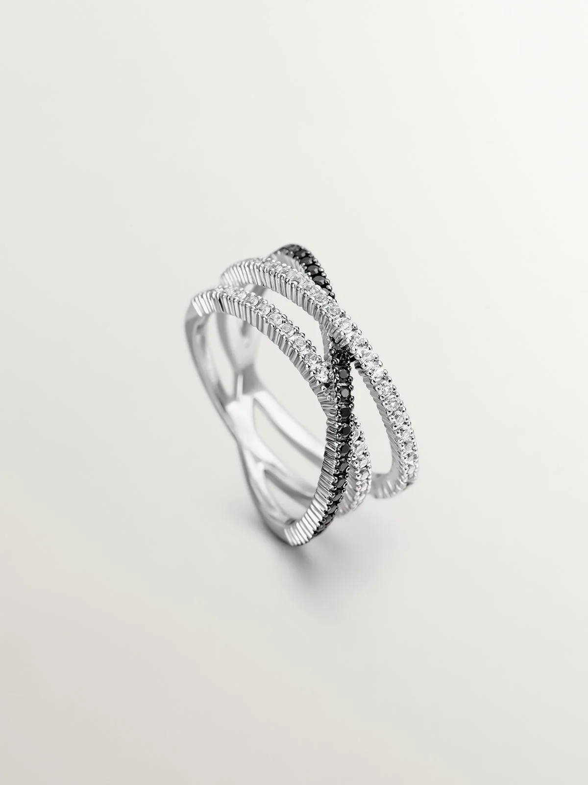 Anillo triple cruzado de plata 925 bañada en oro amarillo de 18K con topacios blancos y espinelas negras - Image 5