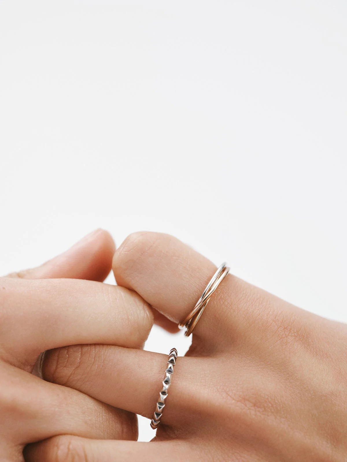Anillo triple de oro blanco, amarillo y rosa de 9K - Image 6