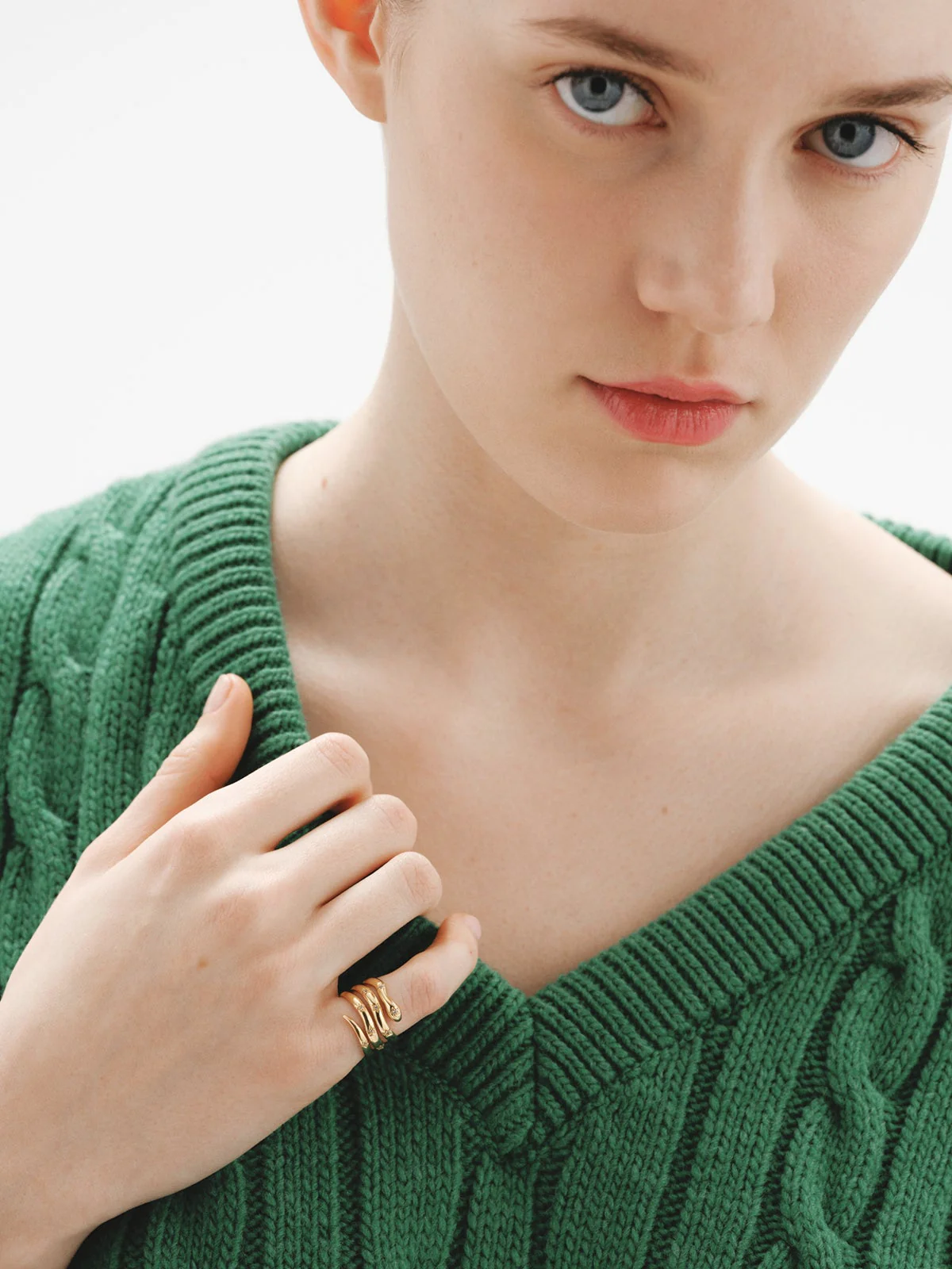 Anillo triple de plata 925 bañada en oro amarillo de 18K con forma de serpiente y topacios blancos - Image 4