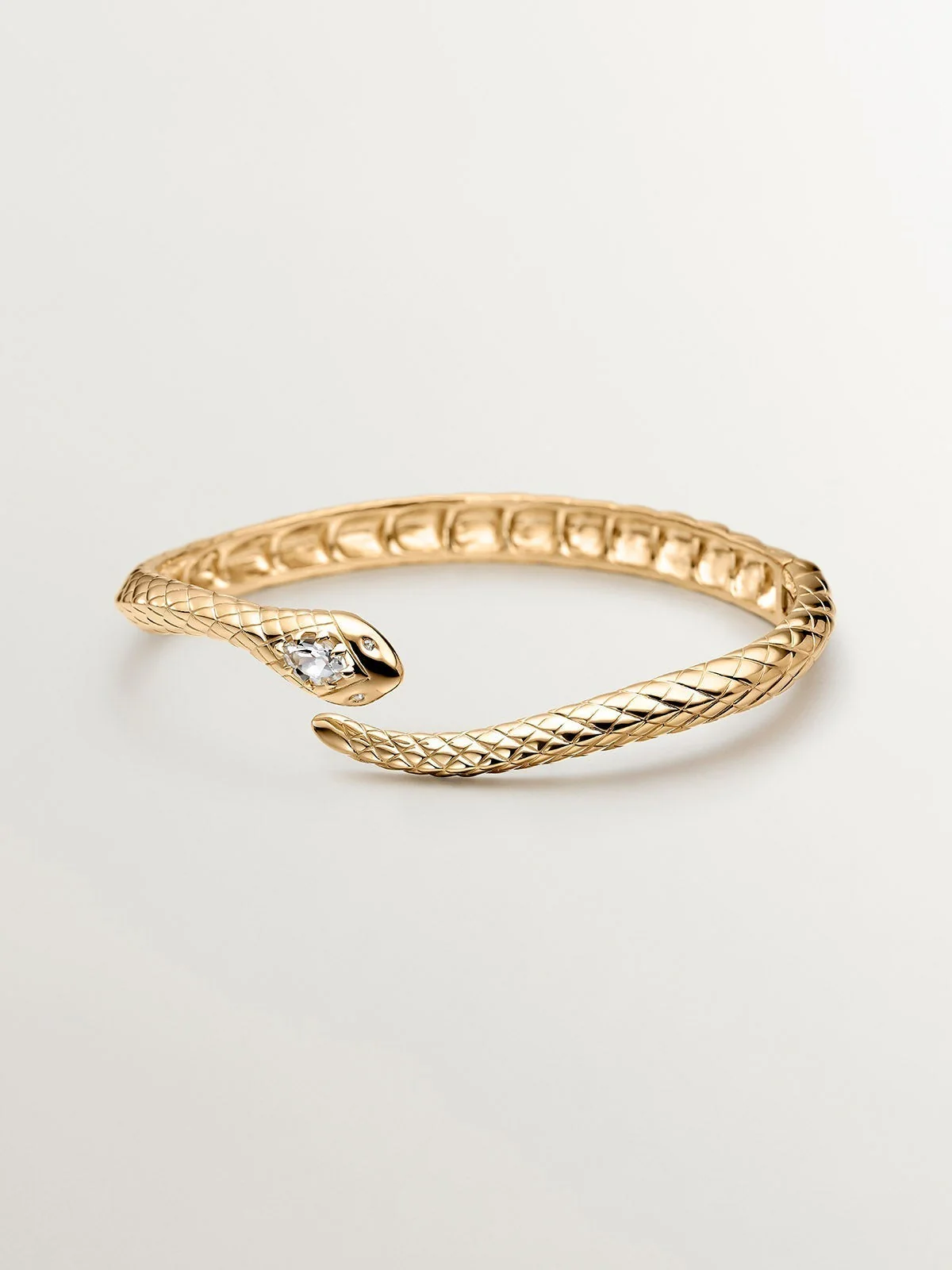 Brazalete de plata 925 bañada en oro amarillo de 18K con forma de serpiente, topacios y zafiros blancos
