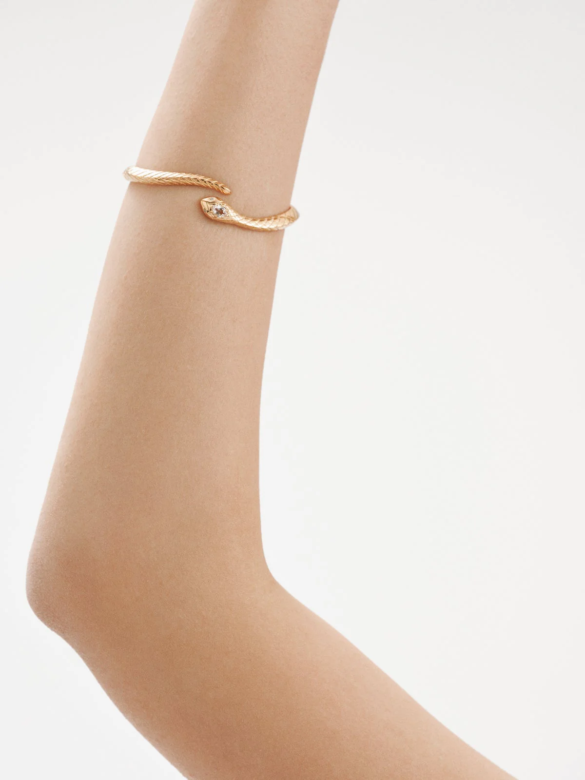 Brazalete de plata 925 bañada en oro amarillo de 18K con forma de serpiente, topacios y zafiros blancos - Image 2