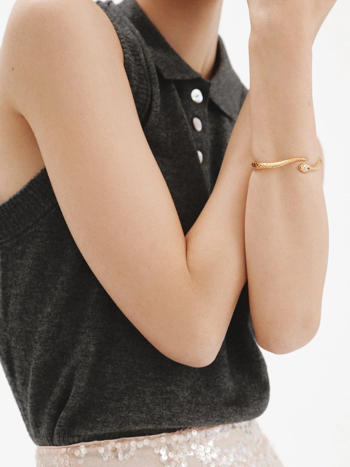 Brazalete de plata 925 bañada en oro amarillo de 18K con forma de serpiente, topacios y zafiros blancos - Image 4