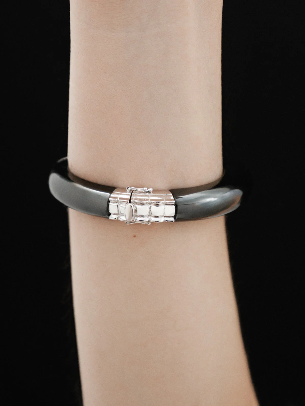 Brazalete rígido de plata 925 y cerámica negra con forma de cocodrilo - Image 10