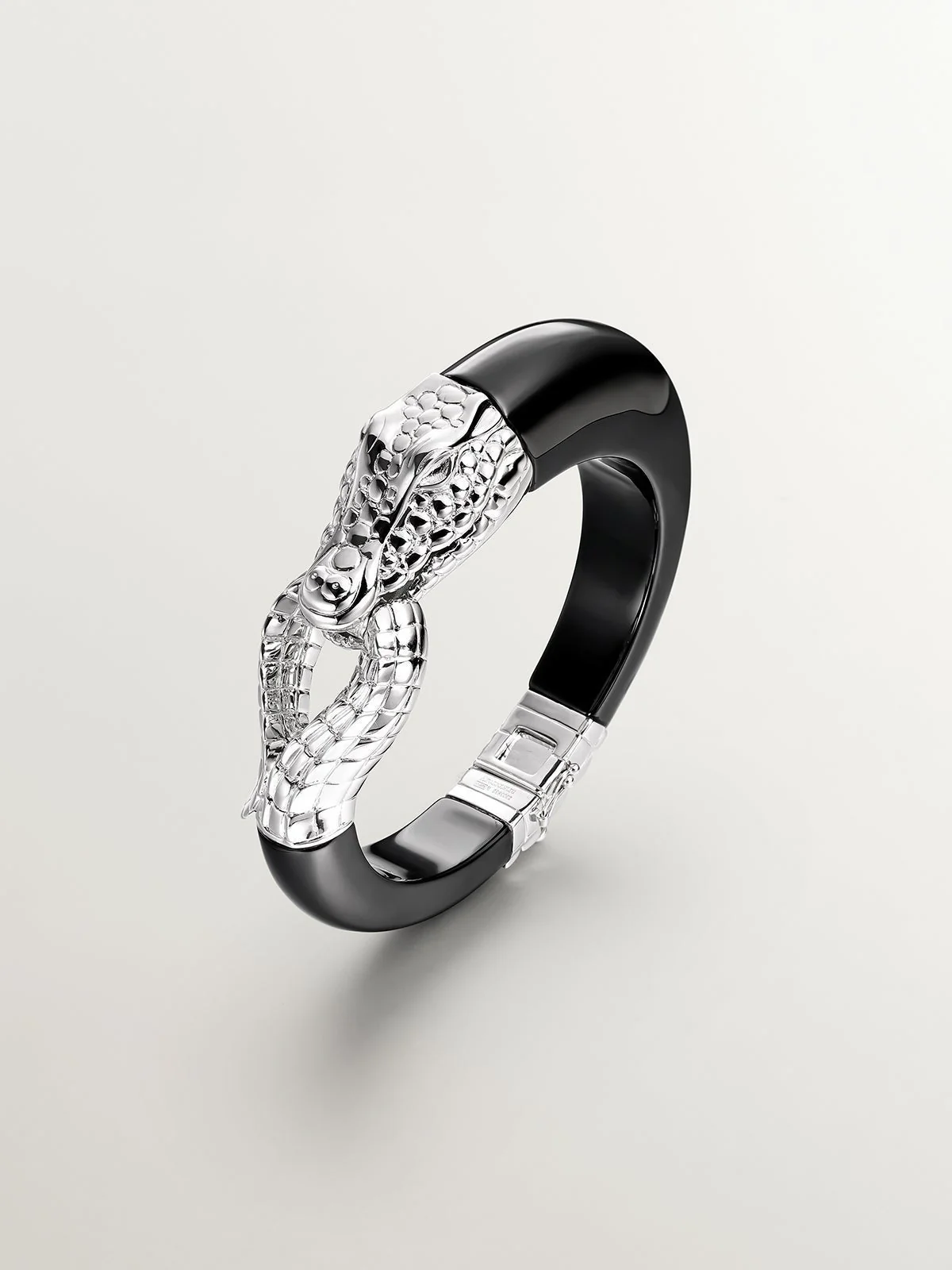 Brazalete rígido de plata 925 y cerámica negra con forma de cocodrilo - Image 3
