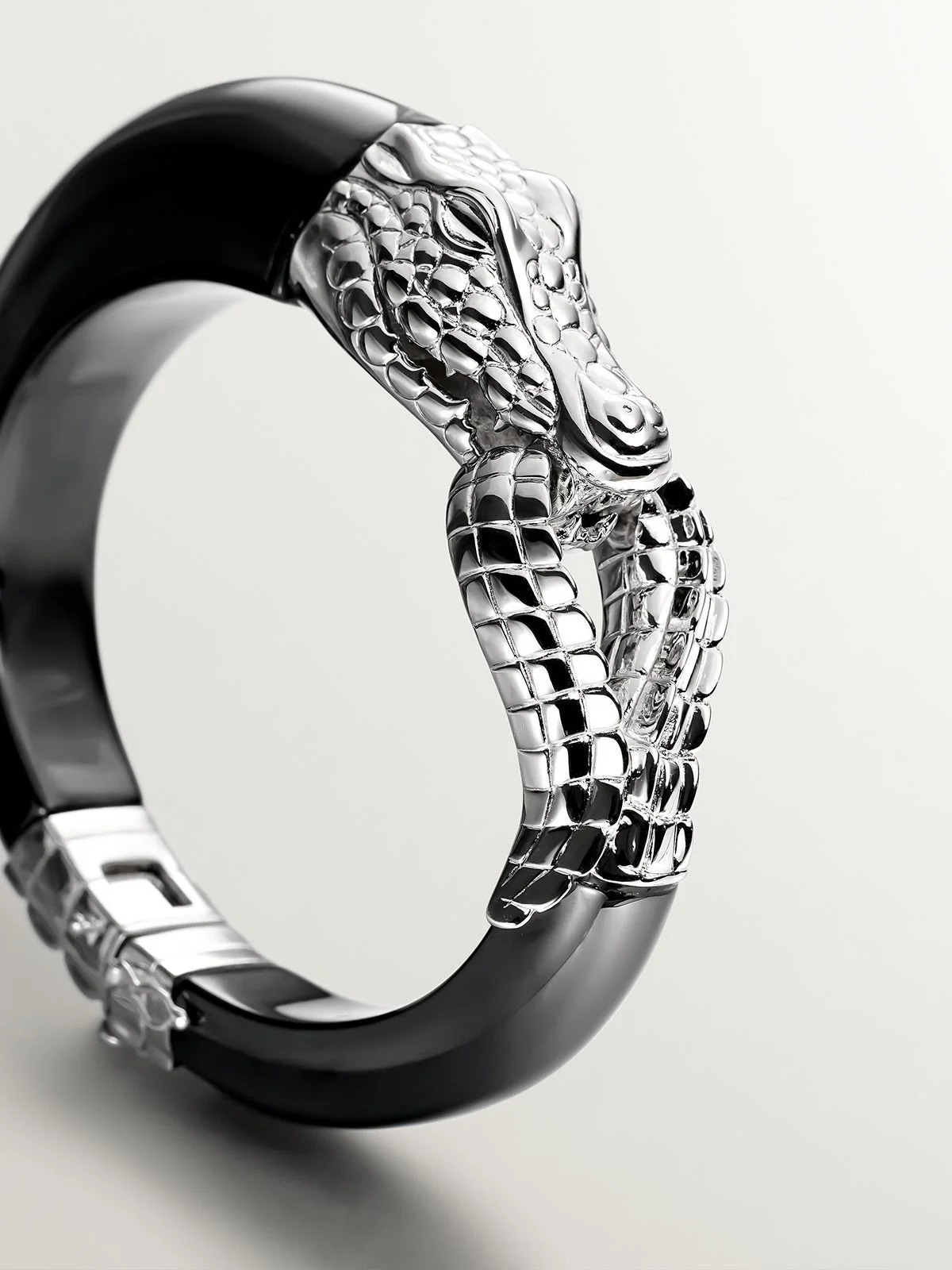 Brazalete rígido de plata 925 y cerámica negra con forma de cocodrilo - Image 5