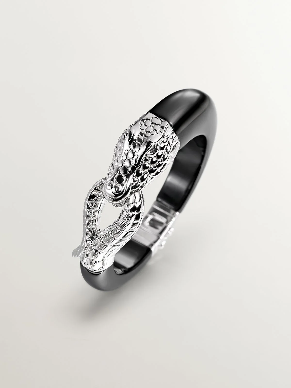 Brazalete rígido de plata 925 y cerámica negra con forma de cocodrilo - Image 7