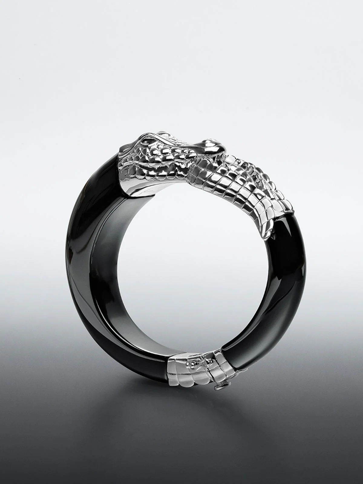 Brazalete rígido de plata 925 y cerámica negra con forma de cocodrilo - Image 8