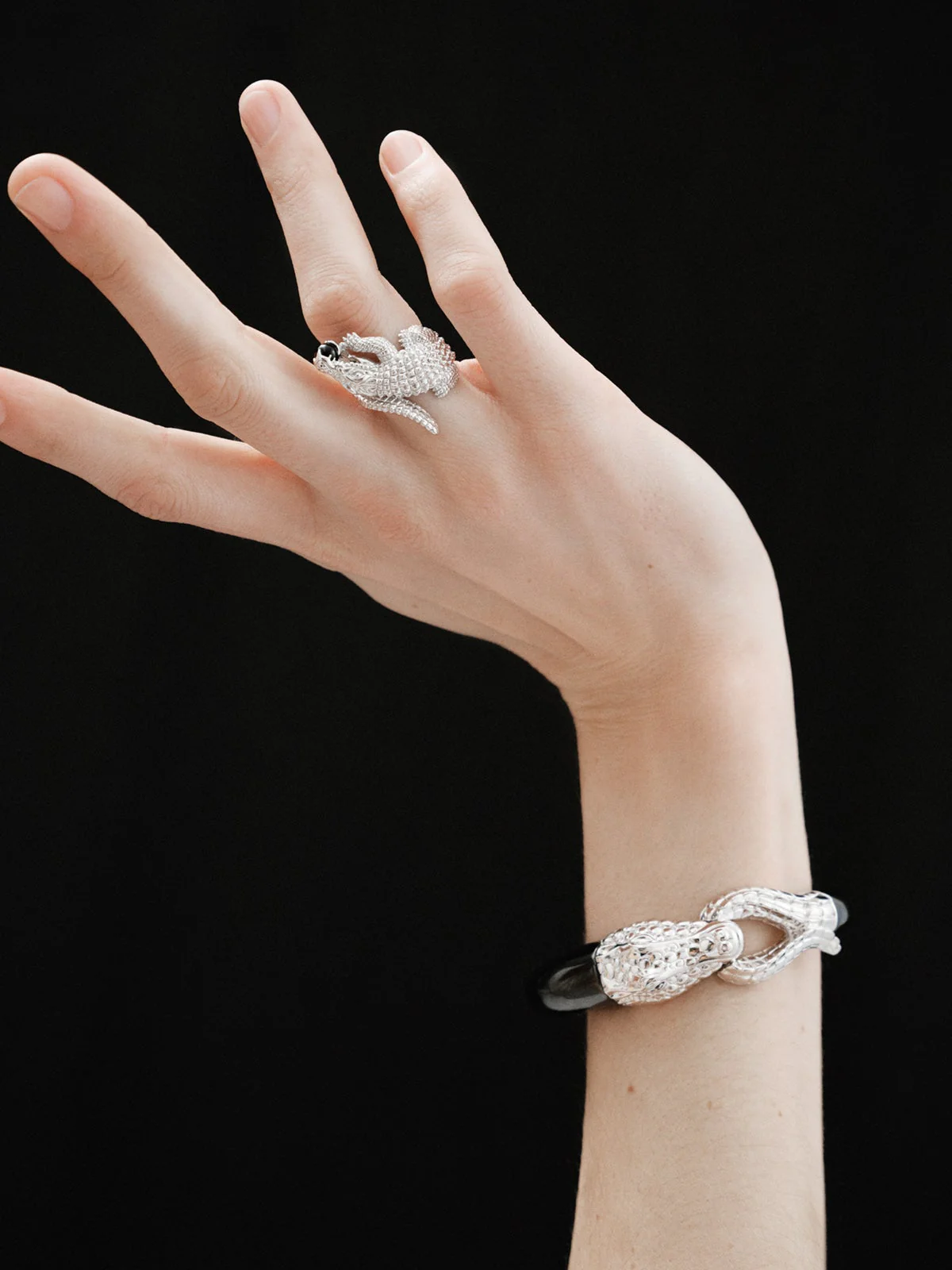 Brazalete rígido de plata 925 y cerámica negra con forma de cocodrilo - Image 9