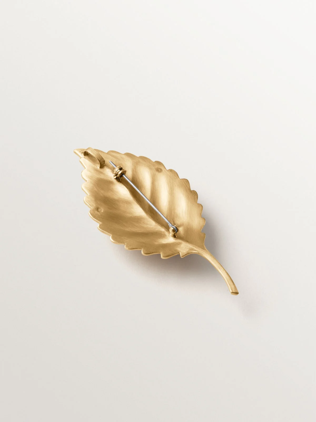 Broche-charm bañado en oro amarillo con cristales y forma de hoja e insectos - Image 3