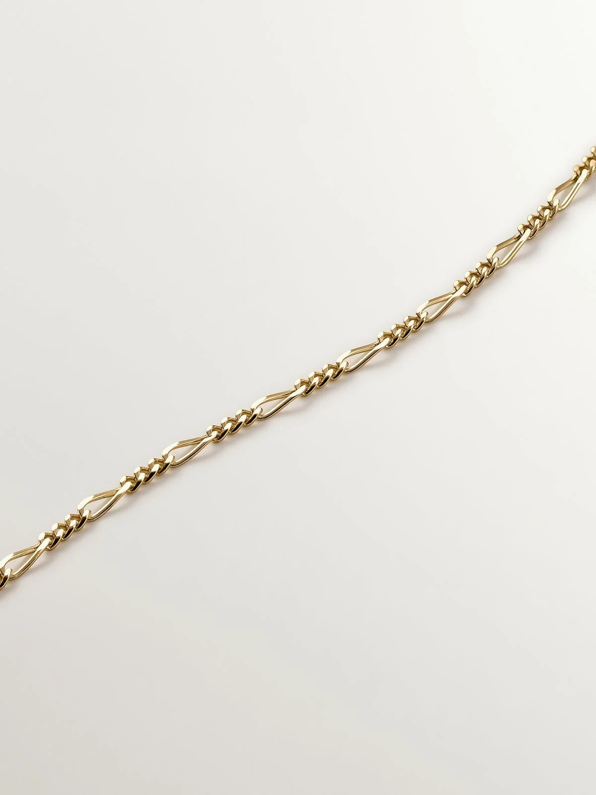 Cadena fina de eslabones fígaro de oro amarillo de 9K - Image 3