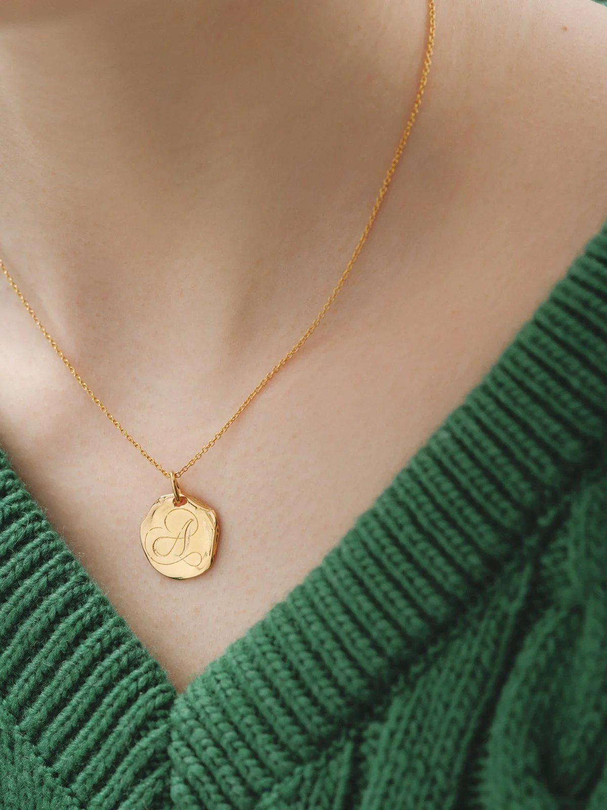 Charm artesanal de plata 925 bañada en oro amarillo de 18K con inicial A - Image 2