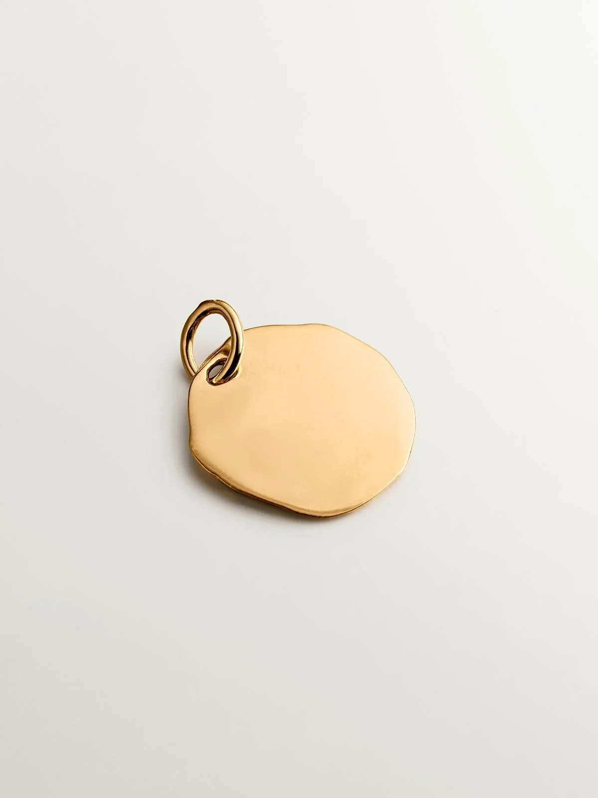 Charm artesanal de plata 925 bañada en oro amarillo de 18K con inicial A - Image 3