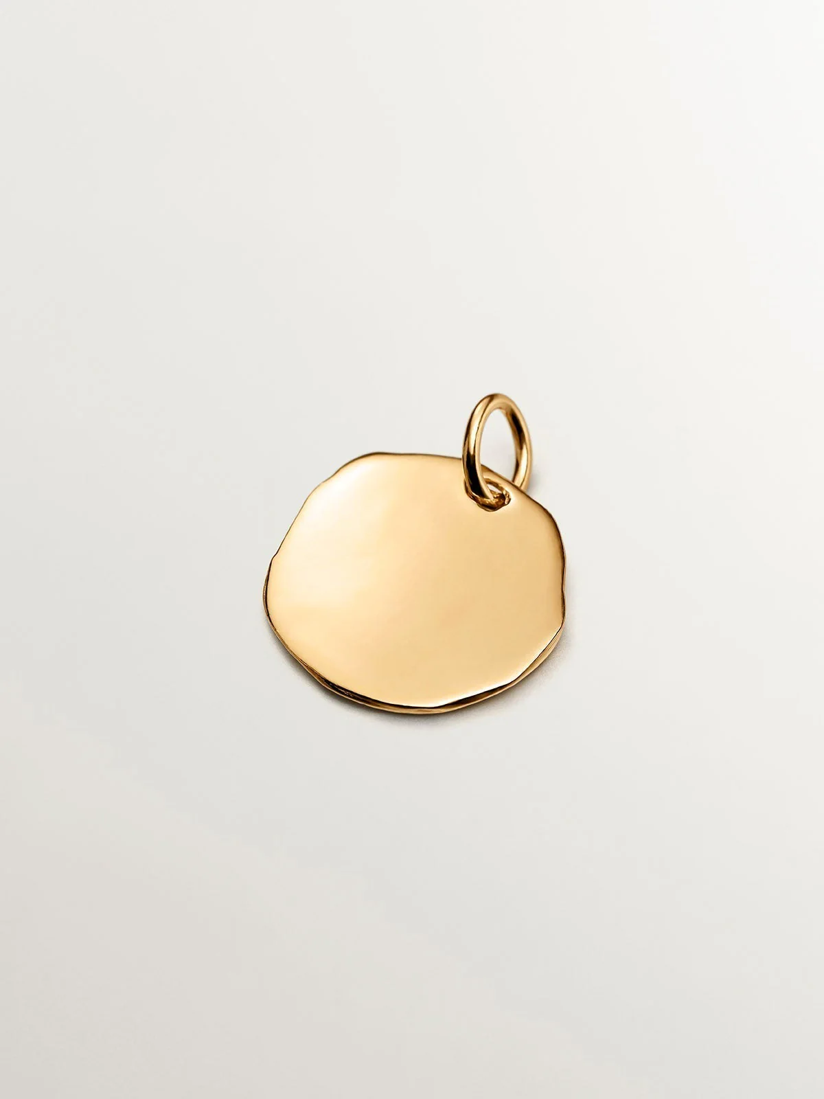 Charm artesanal de plata 925 bañada en oro amarillo de 18K con inicial C - Image 3