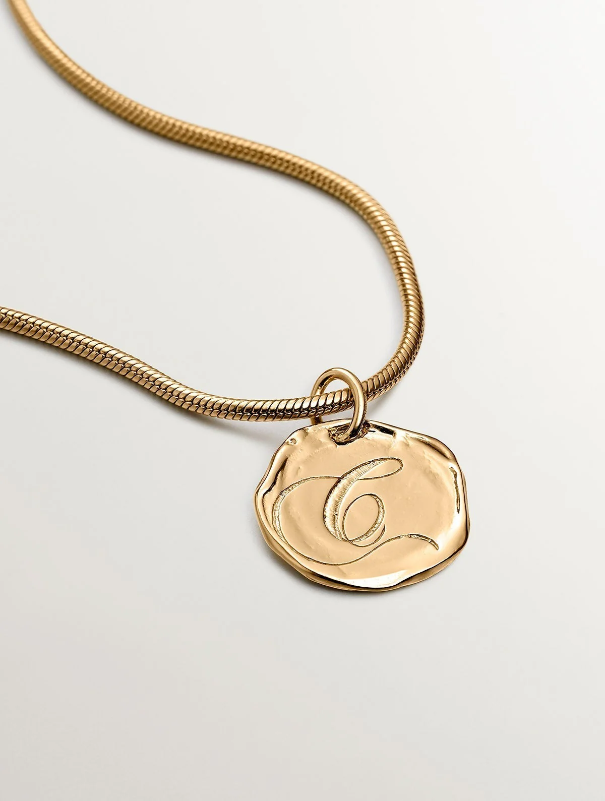 Charm artesanal de plata 925 bañada en oro amarillo de 18K con inicial C - Image 5