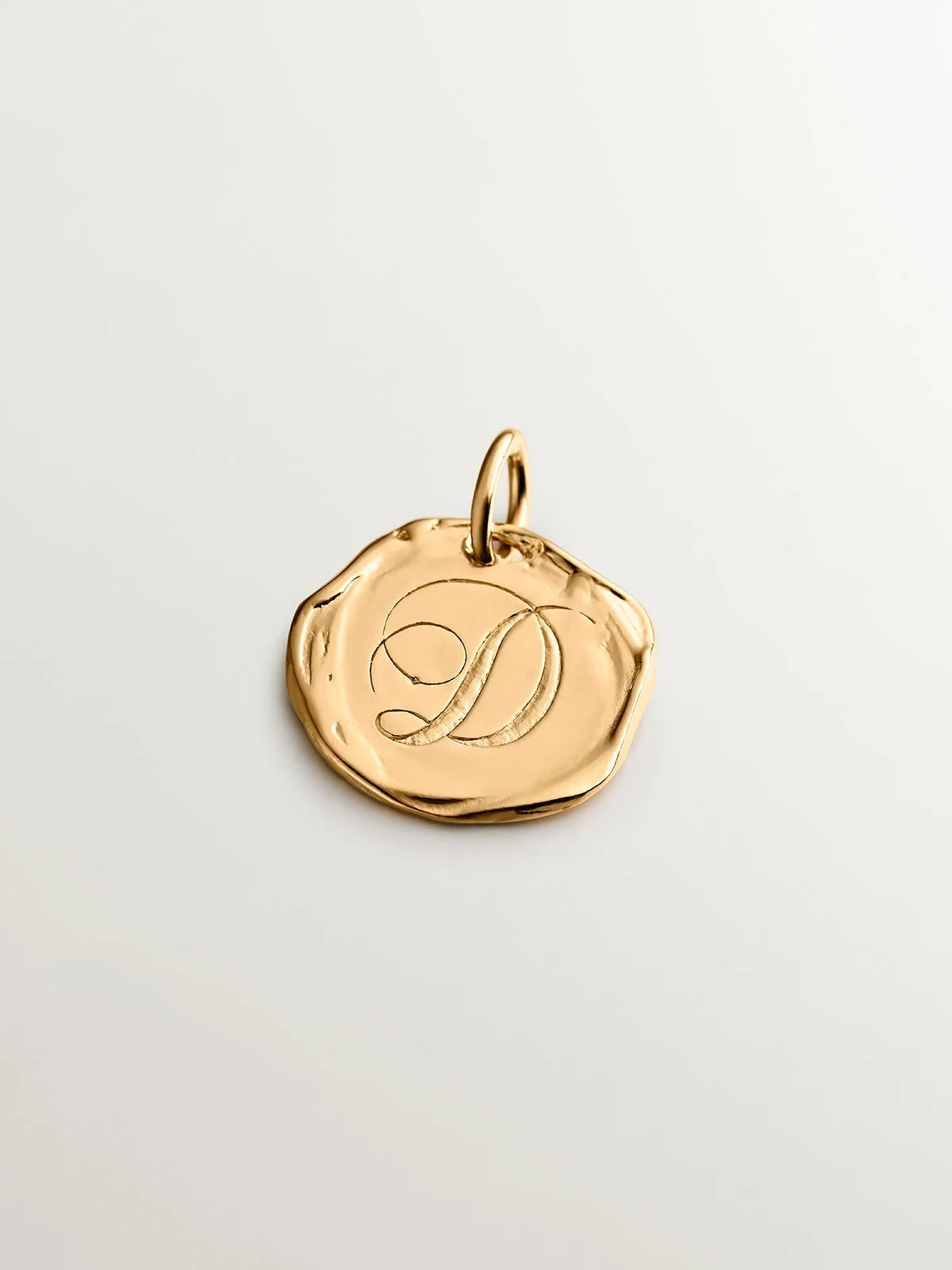 Charm artesanal de plata 925 bañada en oro amarillo de 18K con inicial D