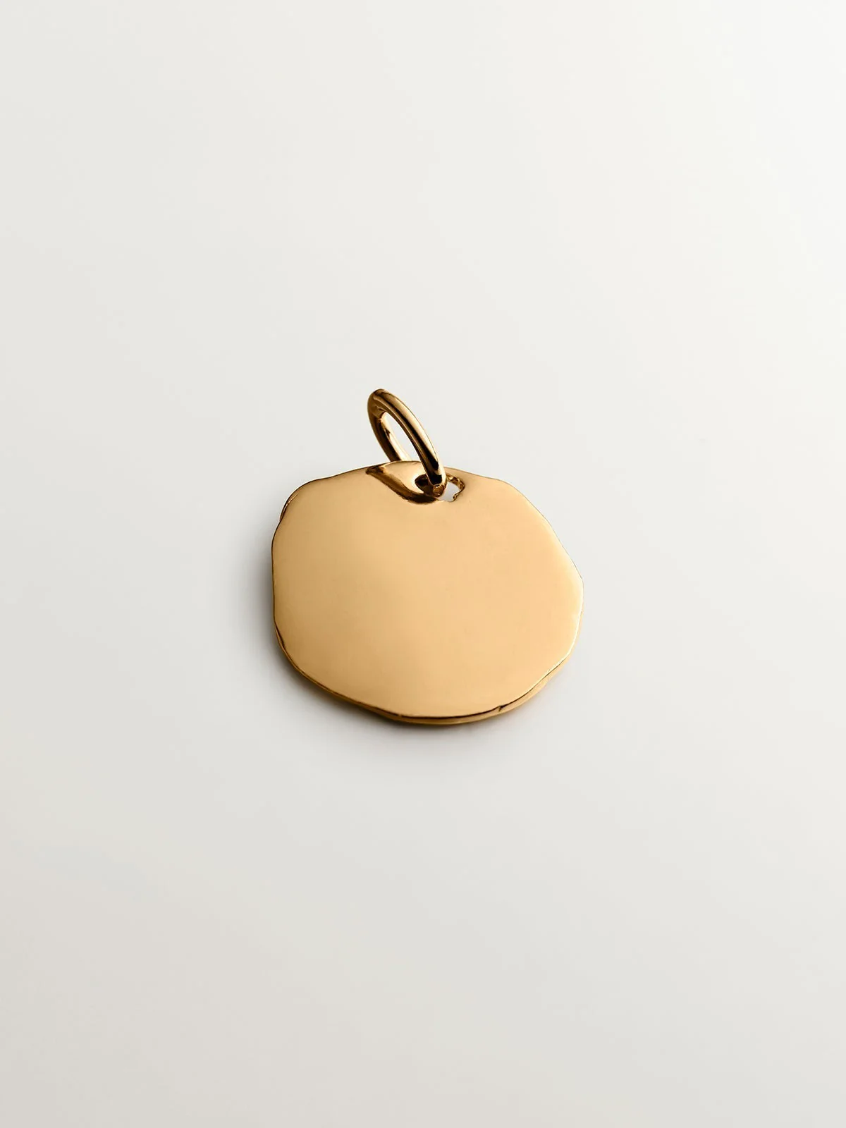 Charm artesanal de plata 925 bañada en oro amarillo de 18K con inicial D - Image 3