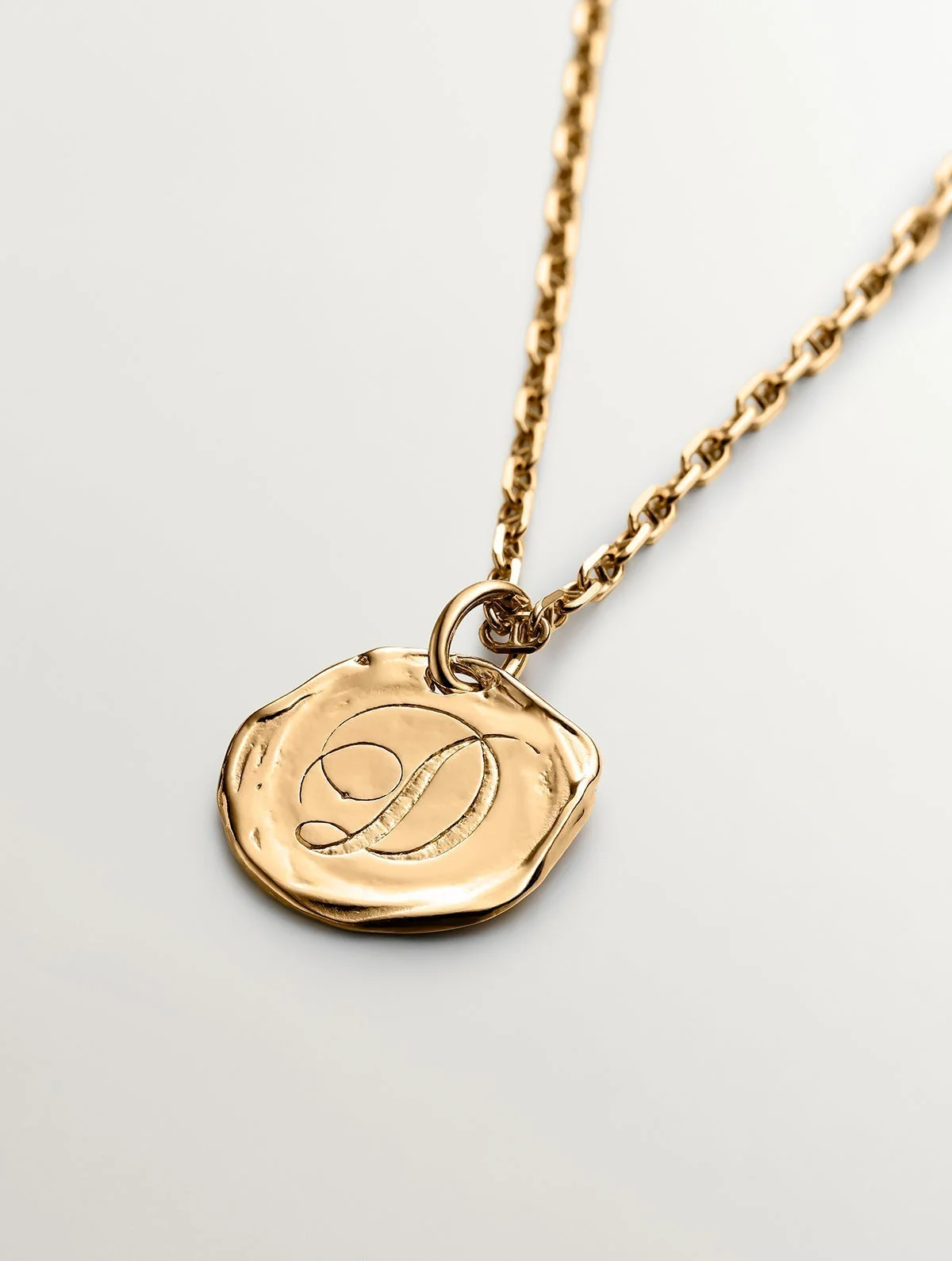 Charm artesanal de plata 925 bañada en oro amarillo de 18K con inicial D - Image 5