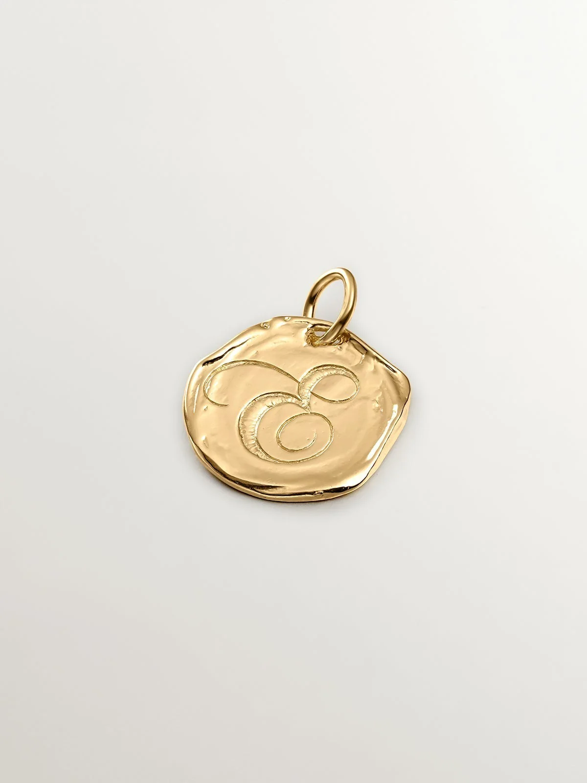 Charm artesanal de plata 925 bañada en oro amarillo de 18K con inicial E