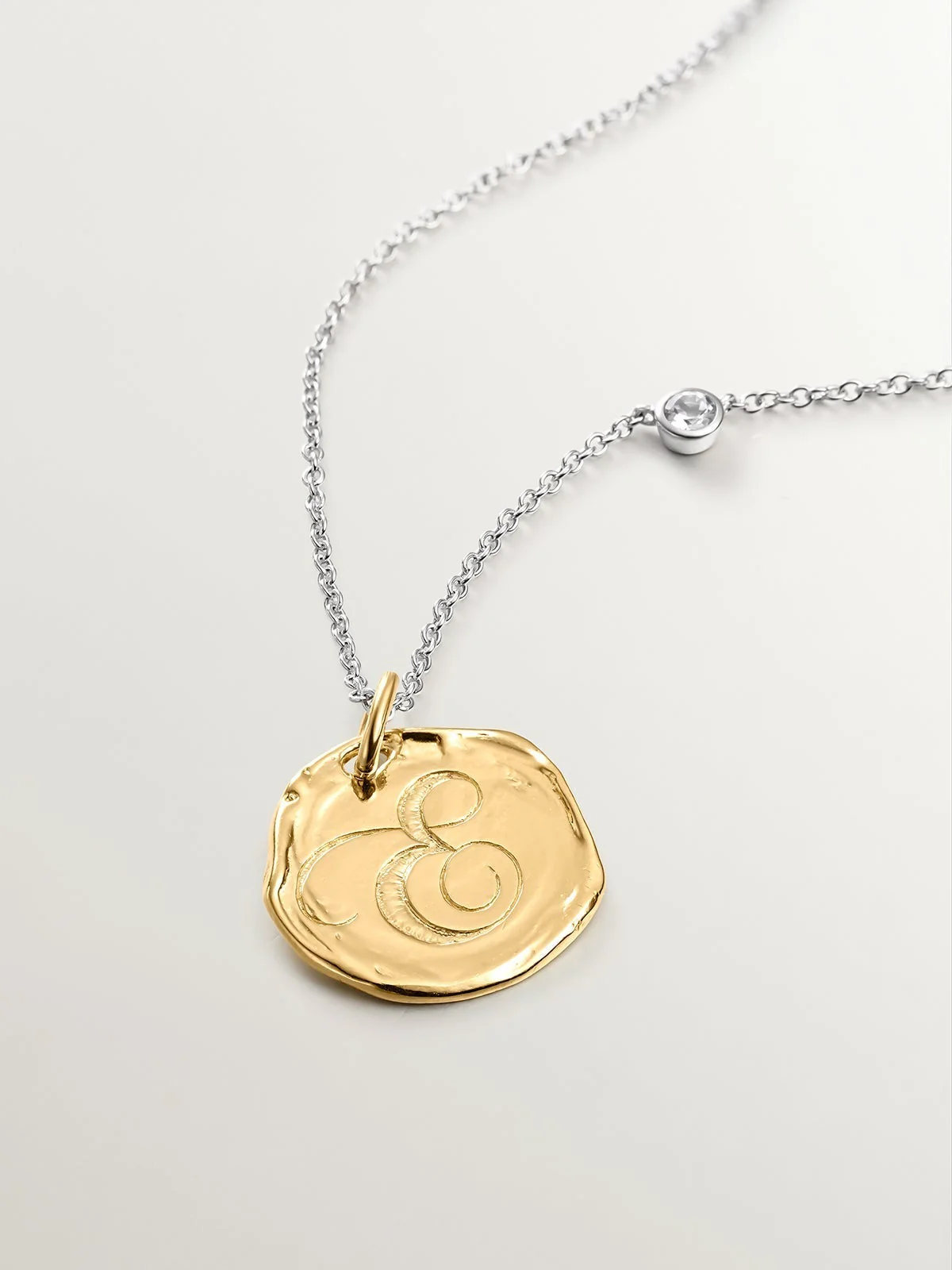 Charm artesanal de plata 925 bañada en oro amarillo de 18K con inicial E - Image 5