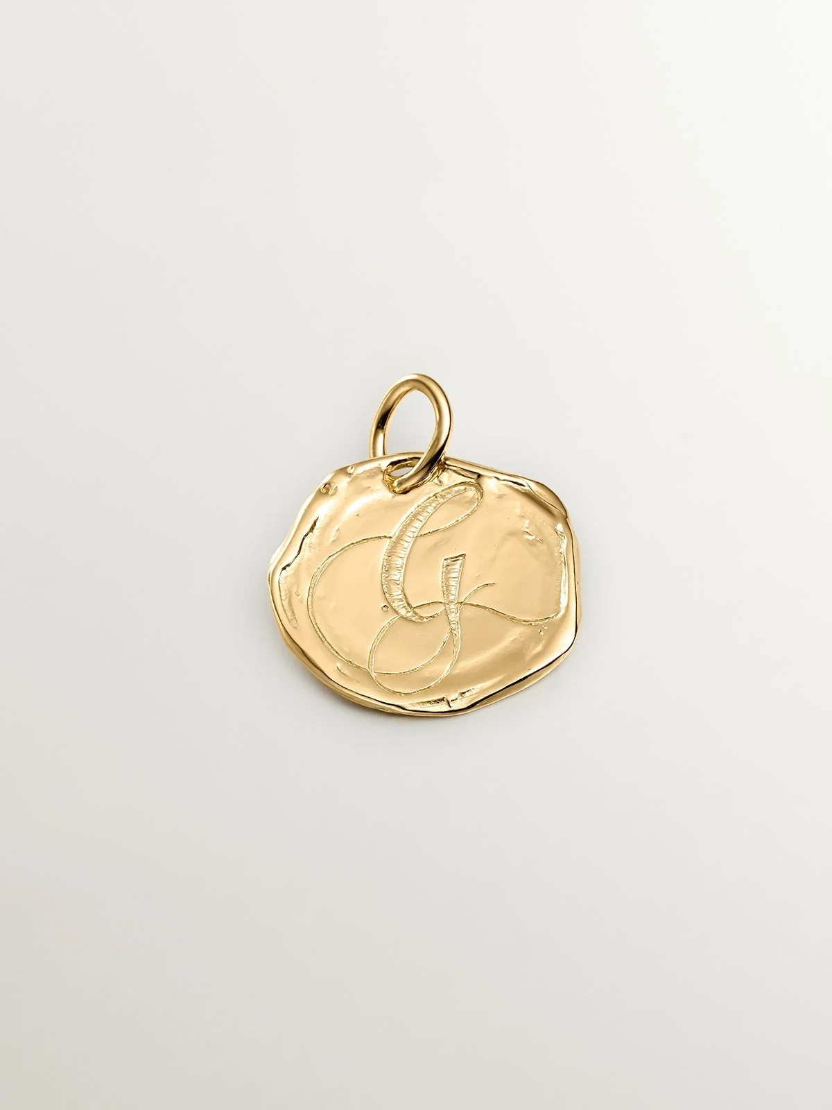 Charm artesanal de plata 925 bañada en oro amarillo de 18K con inicial G