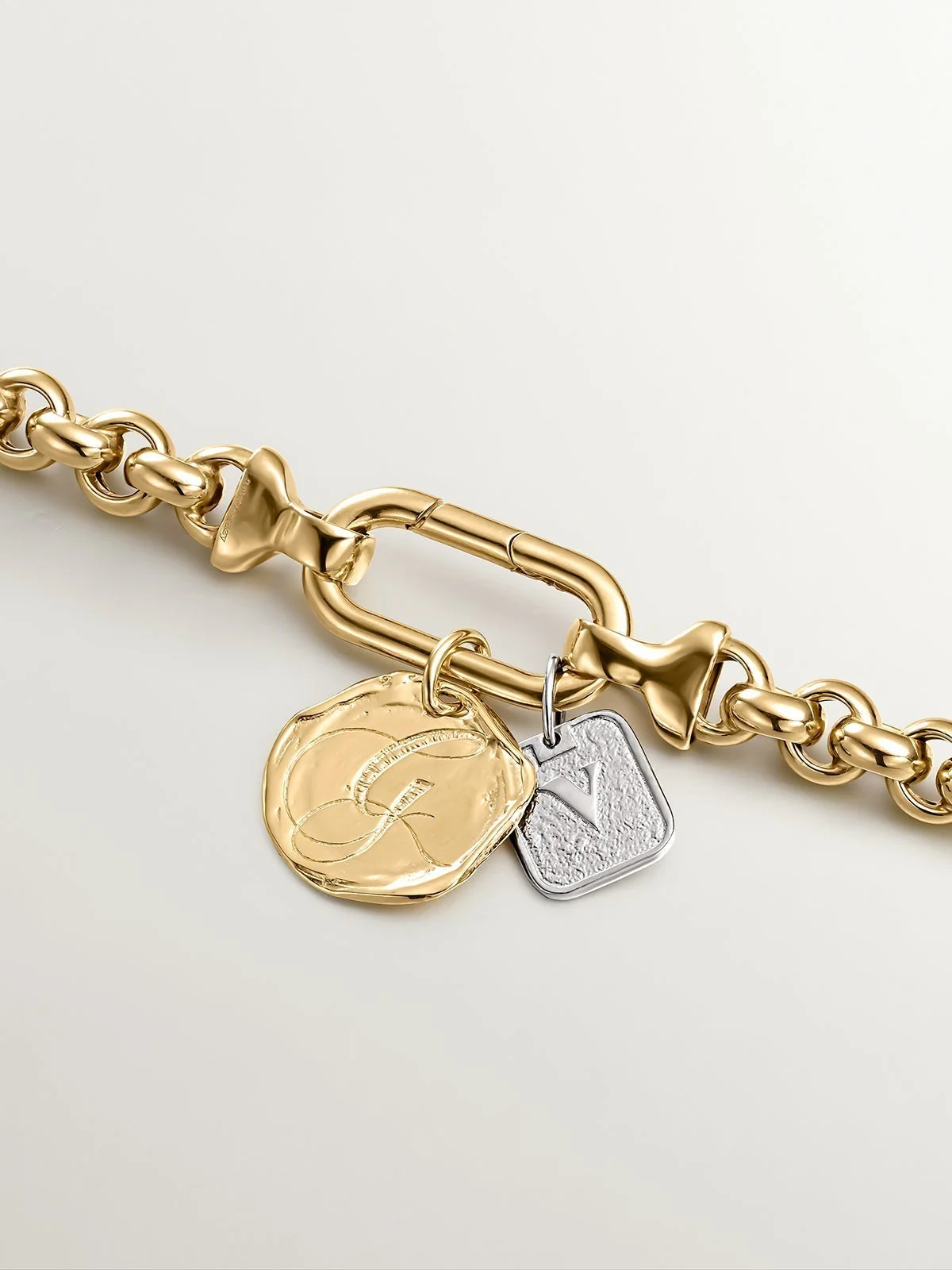Charm artesanal de plata 925 bañada en oro amarillo de 18K con inicial G - Image 5