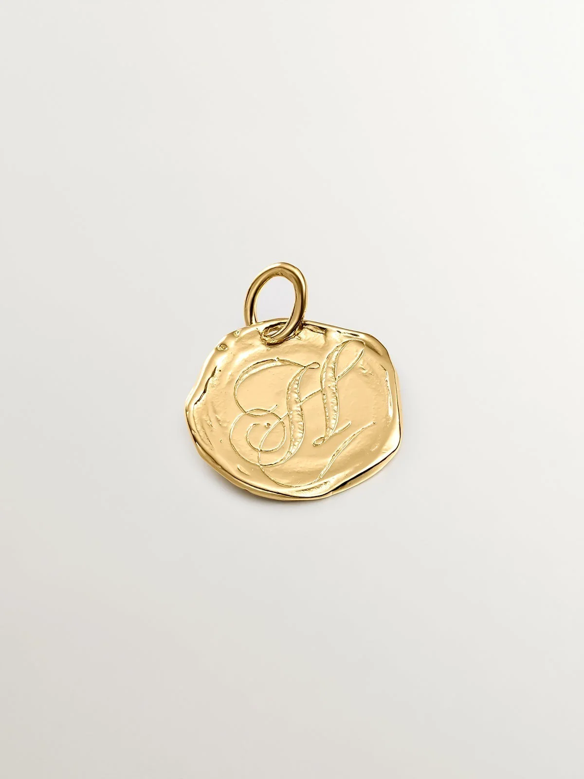 Charm artesanal de plata 925 bañada en oro amarillo de 18K con inicial H