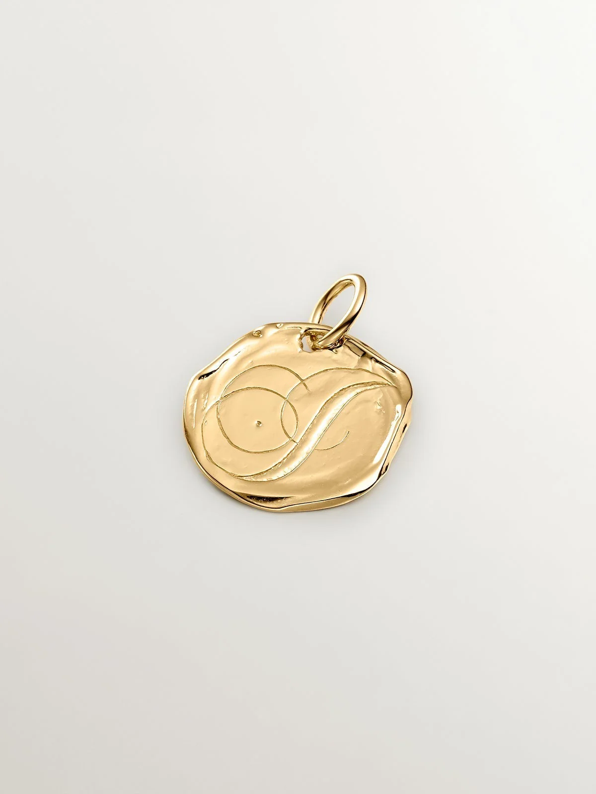 Charm artesanal de plata 925 bañada en oro amarillo de 18K con inicial I