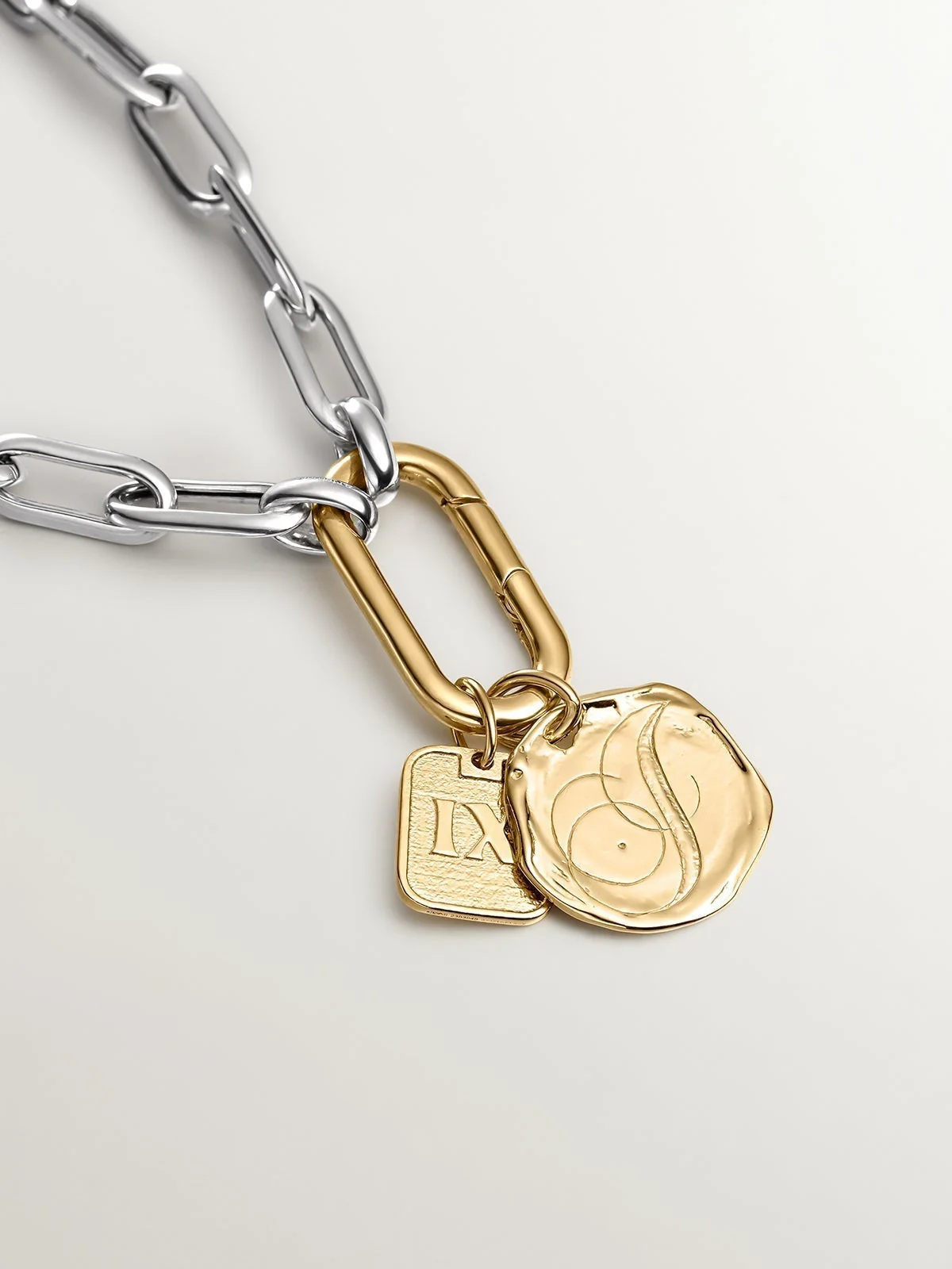 Charm artesanal de plata 925 bañada en oro amarillo de 18K con inicial I - Image 4