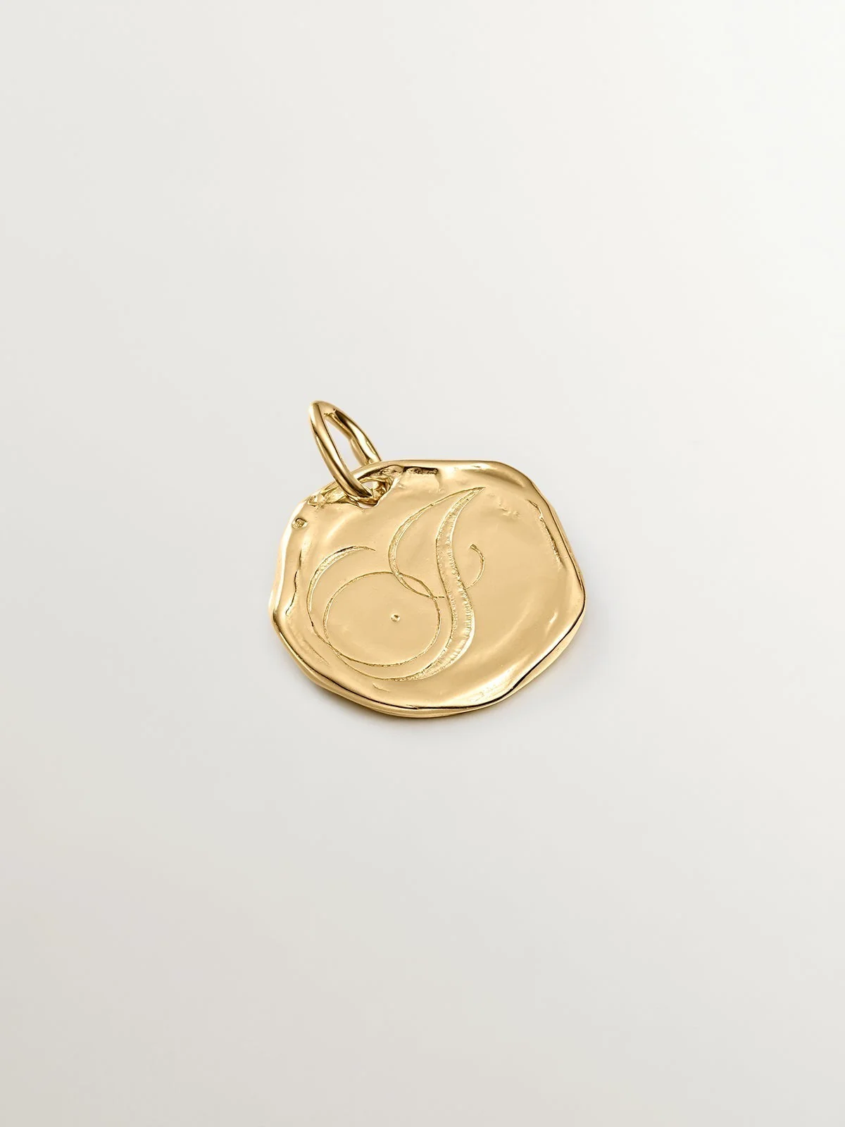 Charm artesanal de plata 925 bañada en oro amarillo de 18K con inicial J