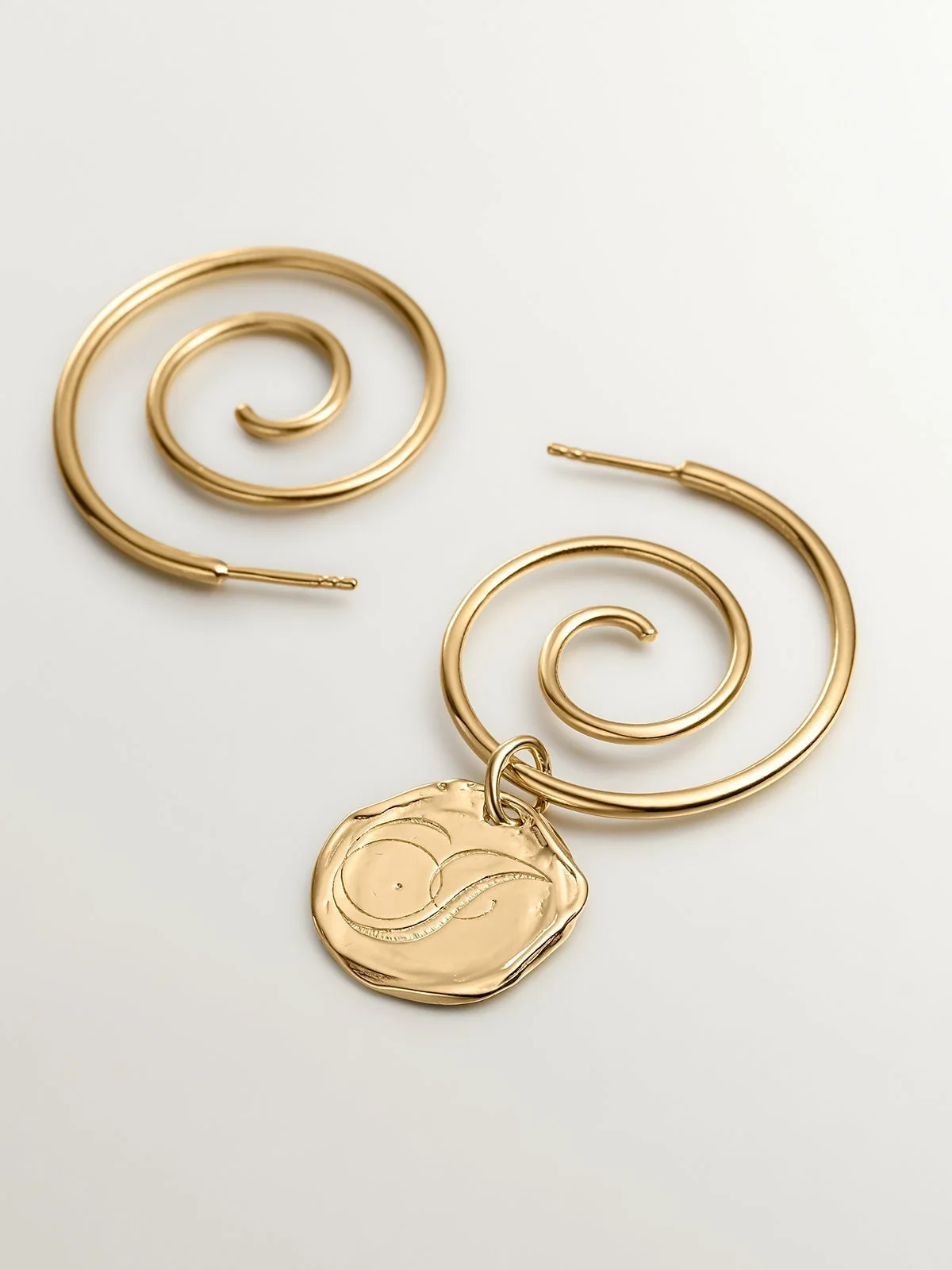 Charm artesanal de plata 925 bañada en oro amarillo de 18K con inicial J - Image 3
